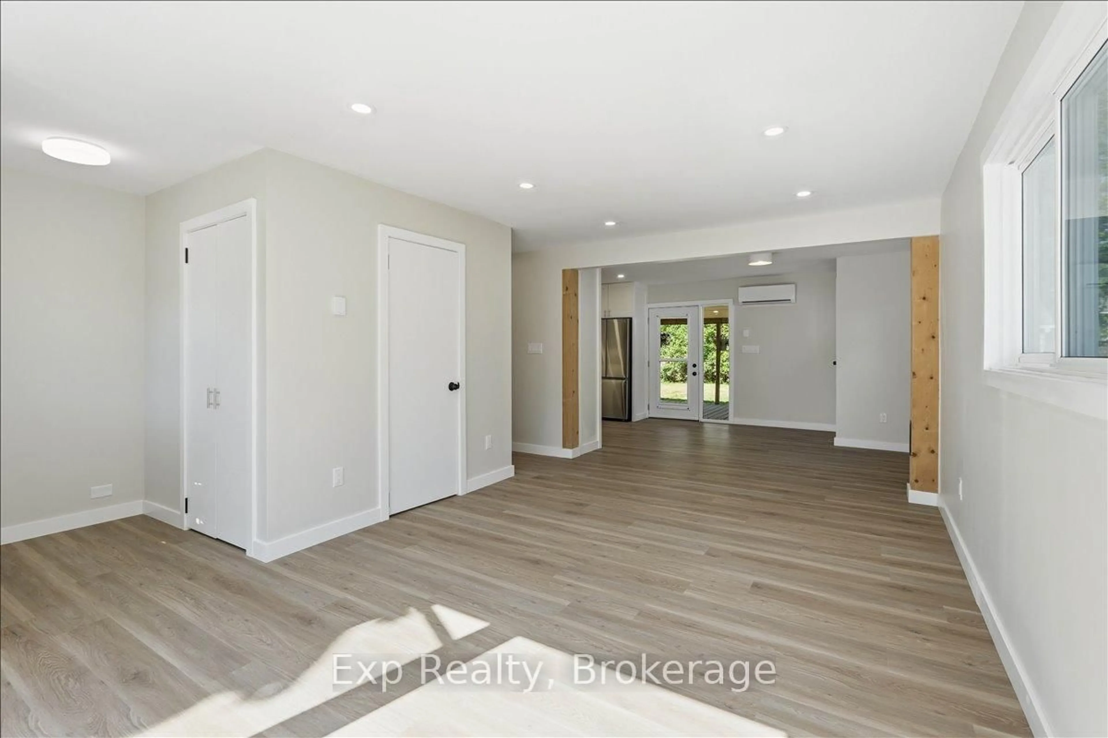 Indoor entryway for 110 Hastings Dr, Belleville Ontario K8N 1J5