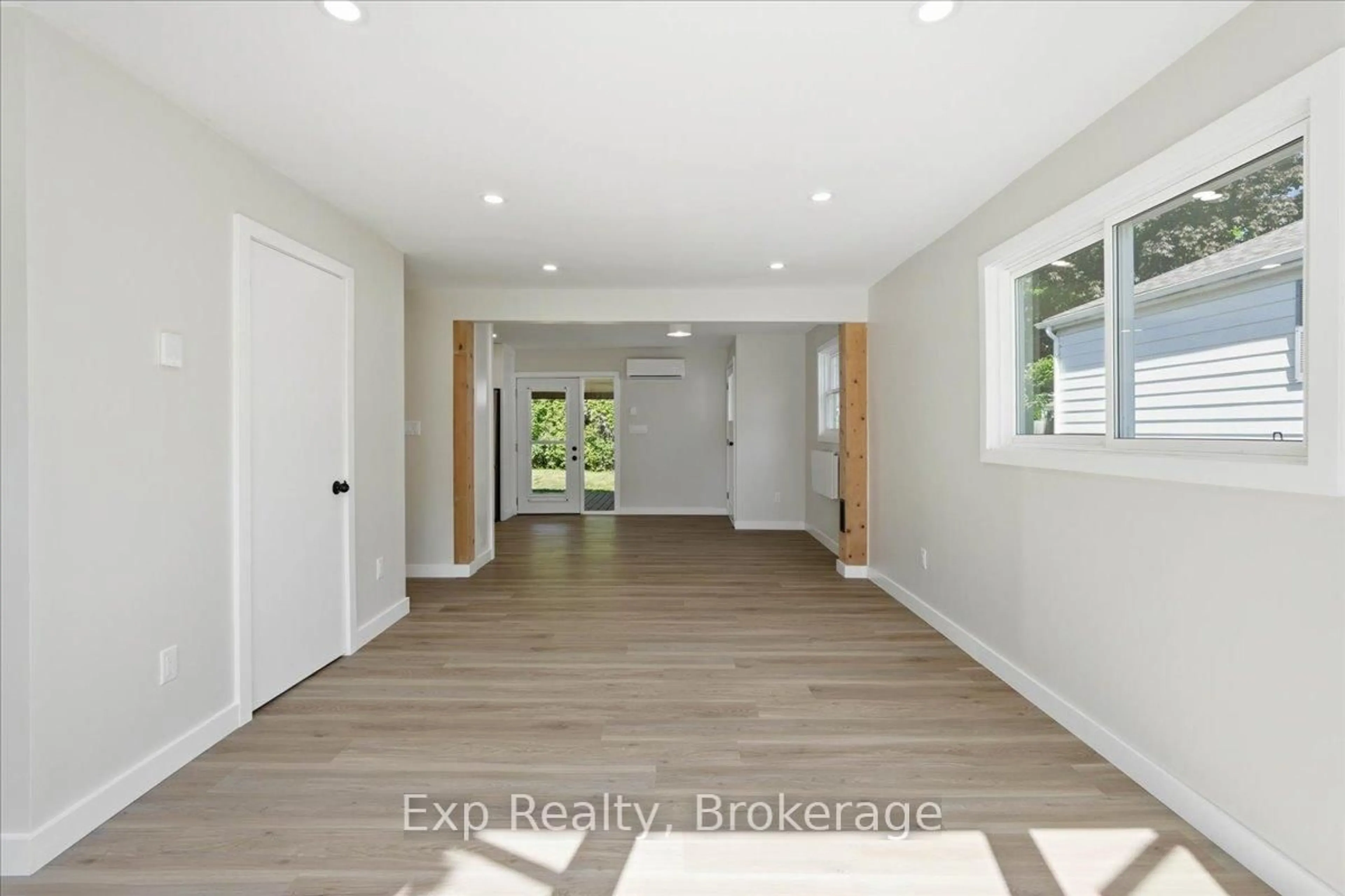 Indoor entryway for 110 Hastings Dr, Belleville Ontario K8N 1J5