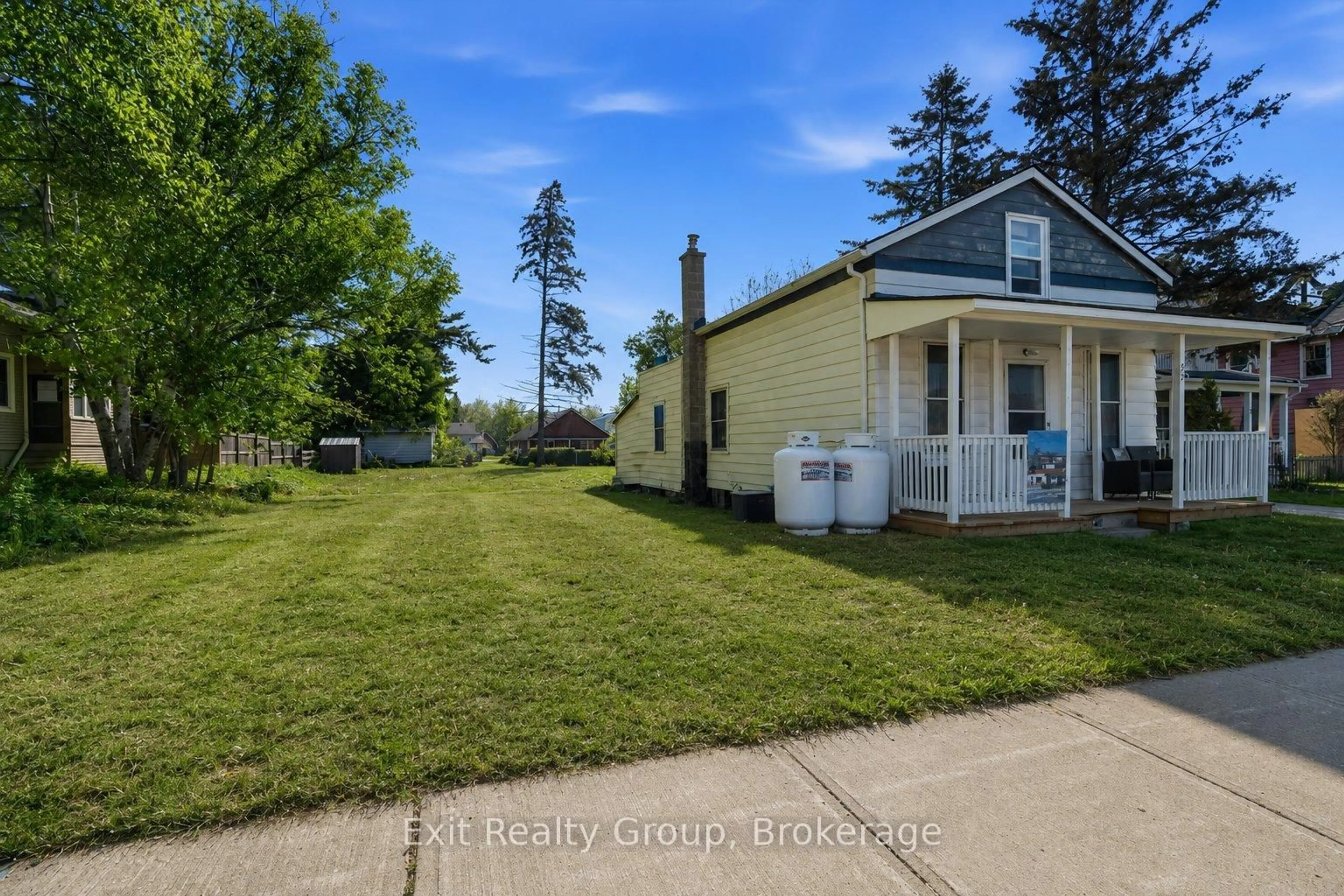 A pic from outside/outdoor area/front of a property/back of a property/a pic from drone, street for 27 Young St, Brighton Ontario K0K 1H0