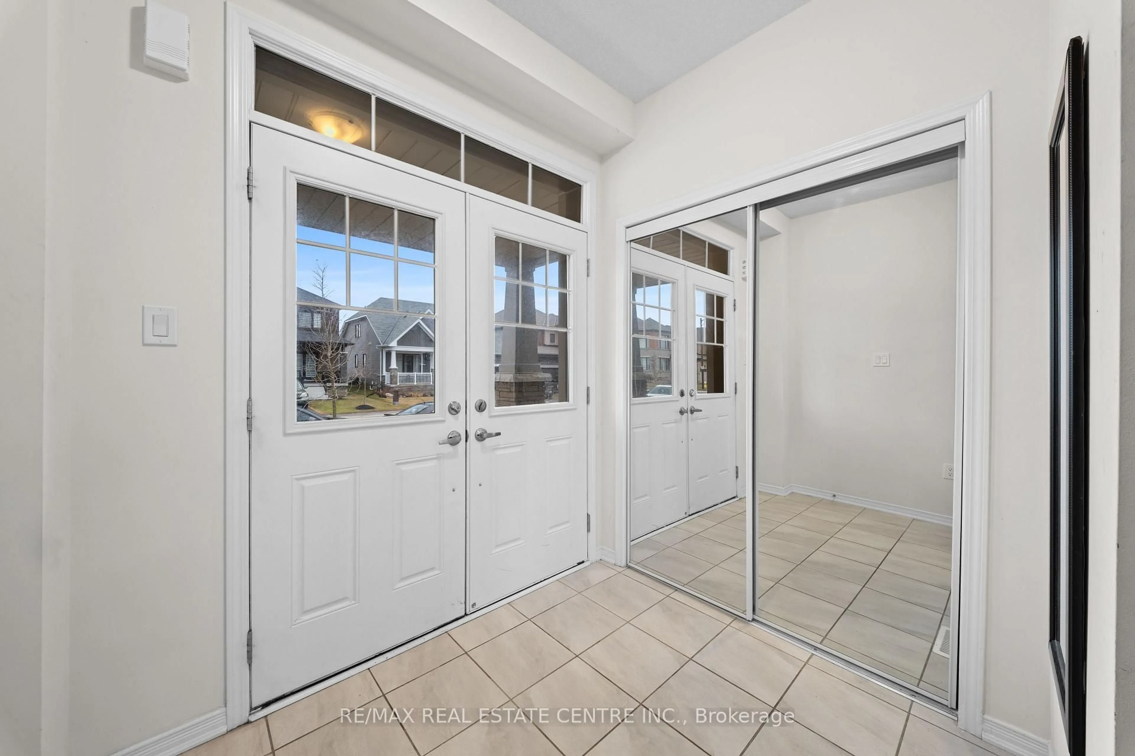 Indoor entryway for 90 David St, Haldimand Ontario N0A 1H0