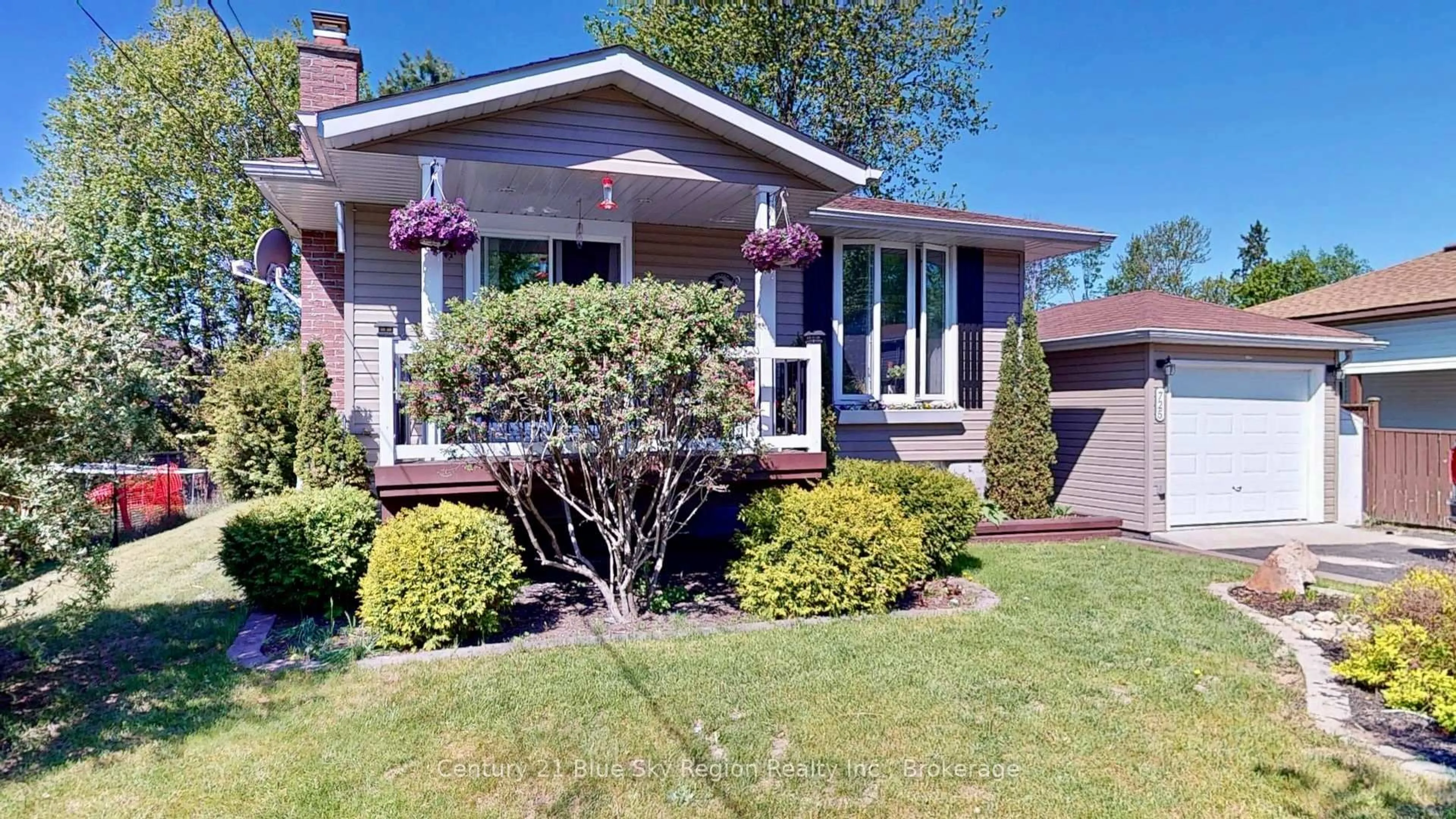 Home with vinyl exterior material, street for 725 King St, Callander Ontario P0H 1H0