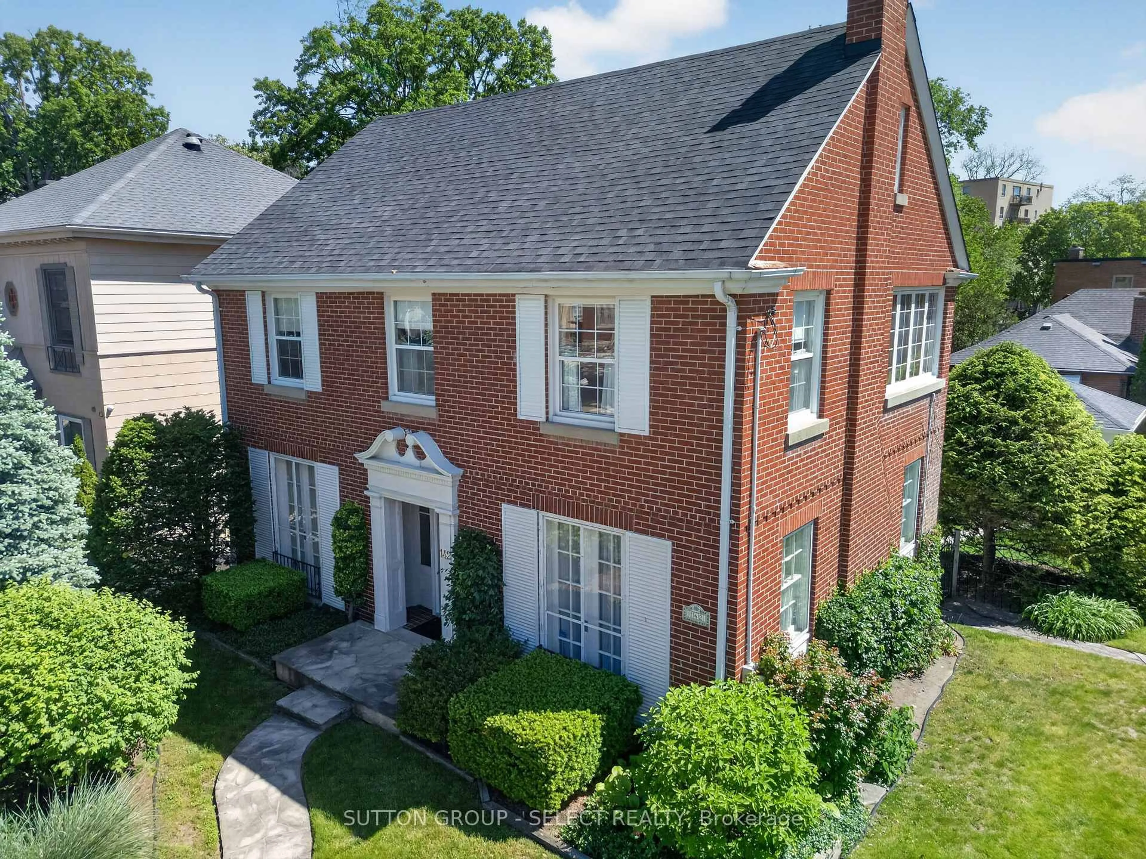 A pic from outside/outdoor area/front of a property/back of a property/a pic from drone, street for 142 Ridout St, London South Ontario N6C 3X6