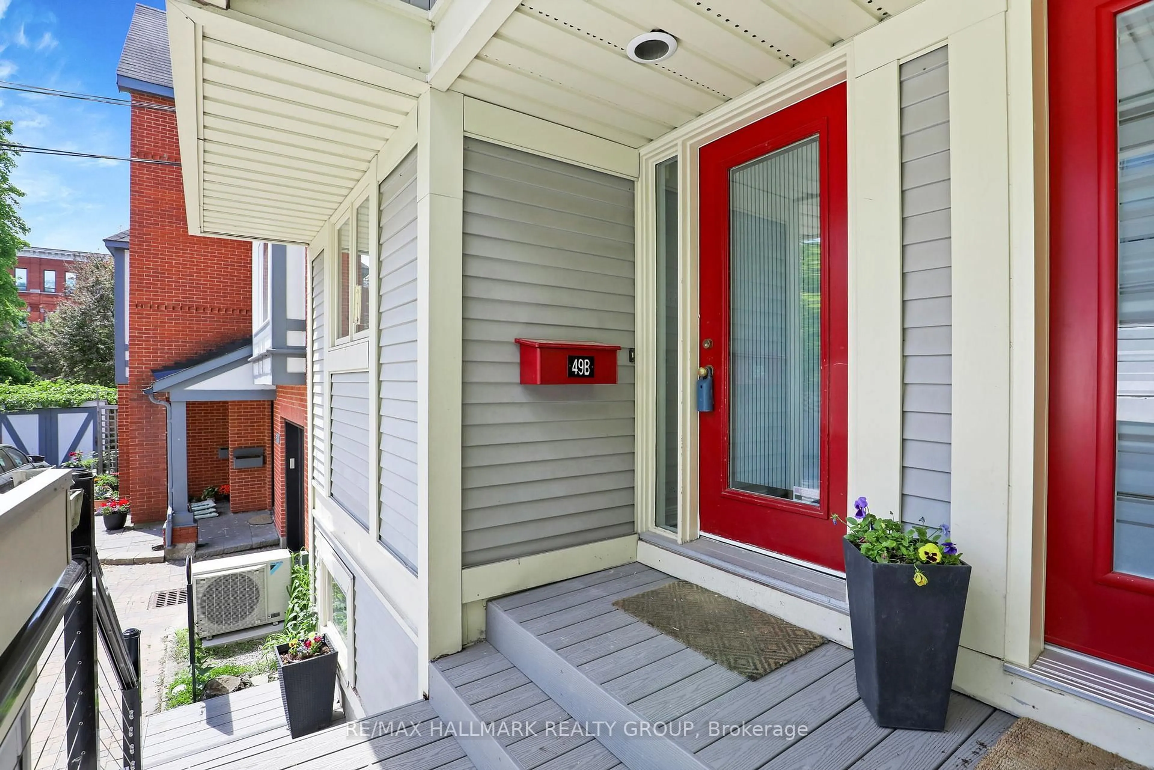 Indoor entryway for 49B First Ave, Ottawa Ontario K1S 2G1