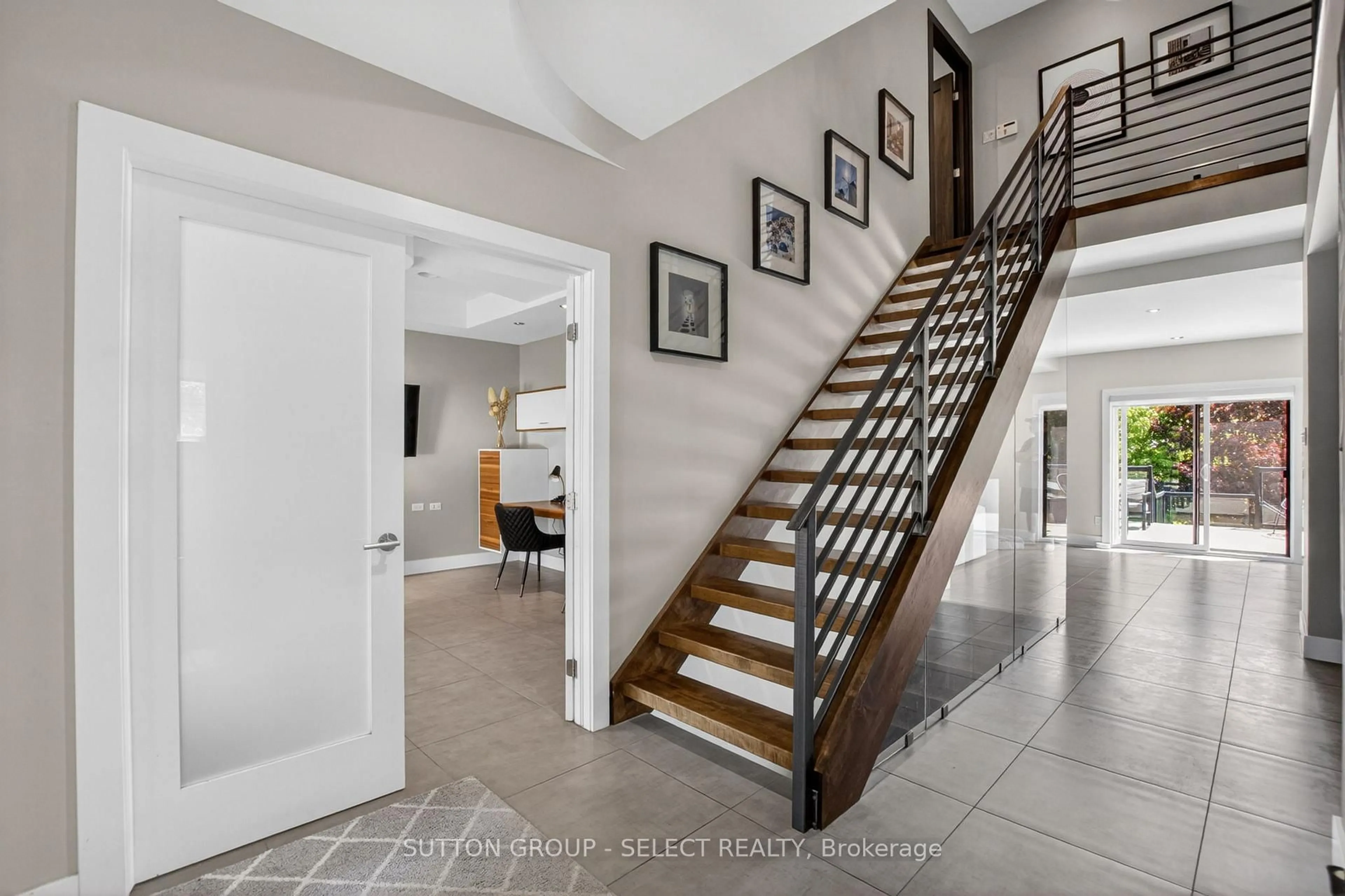 Unknown for 972 Guildwood Blvd, London North Ontario N6H 4G3