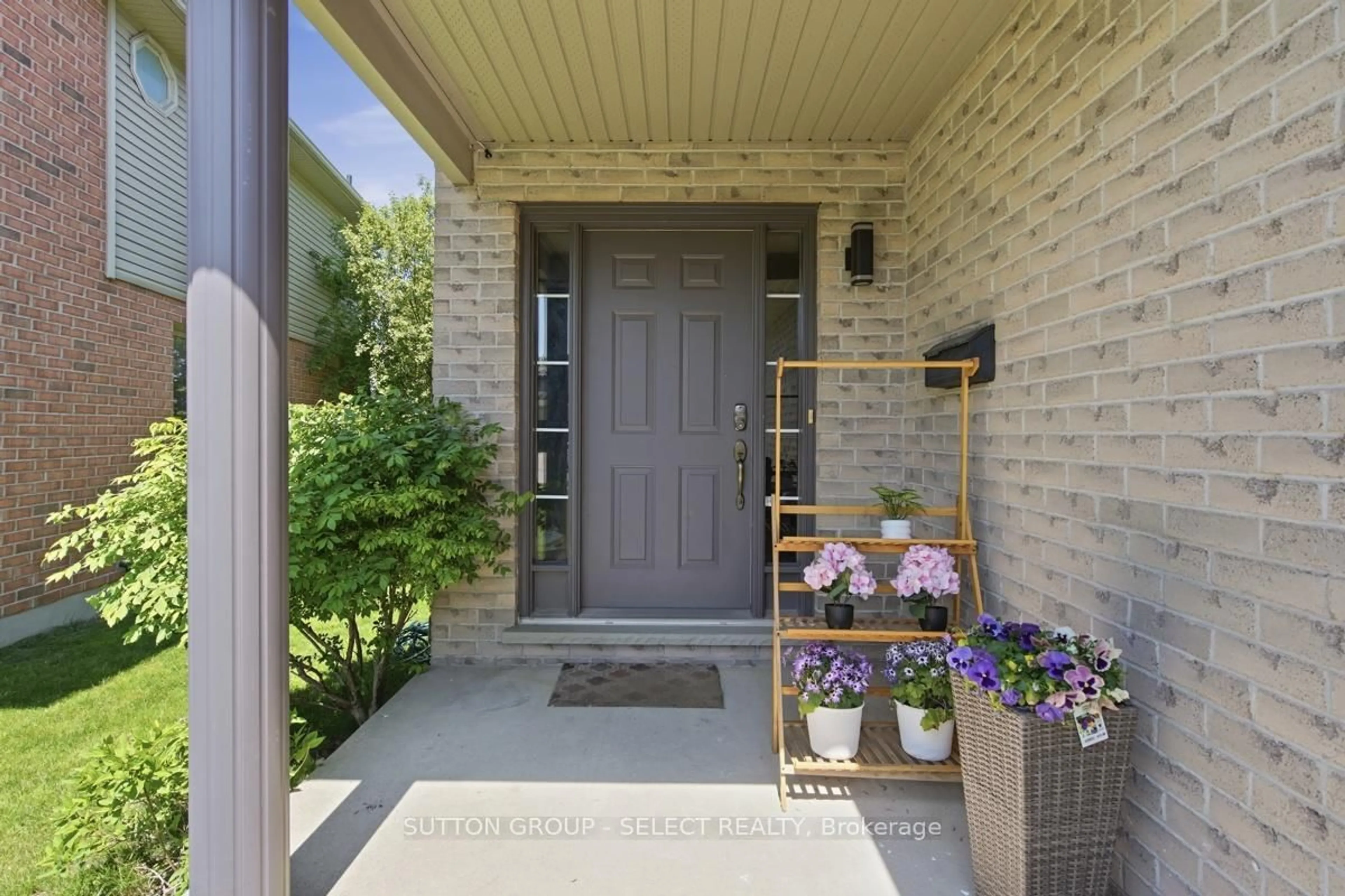 Indoor entryway for 1789 Devos Dr, London North Ontario N5X 4H9