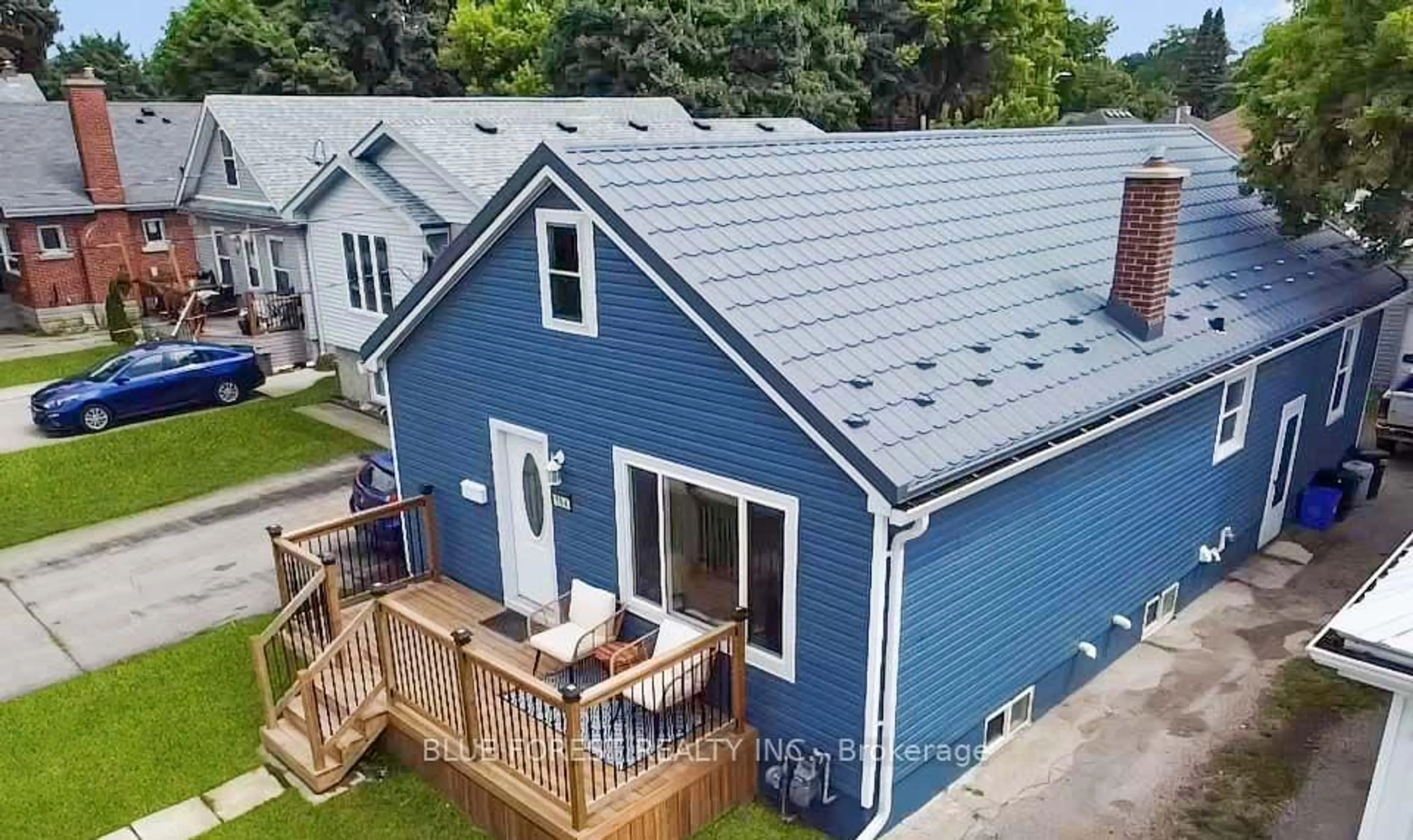 A pic from outside/outdoor area/front of a property/back of a property/a pic from drone, unknown for 104 Delaware St, London East Ontario N5Z 2N5
