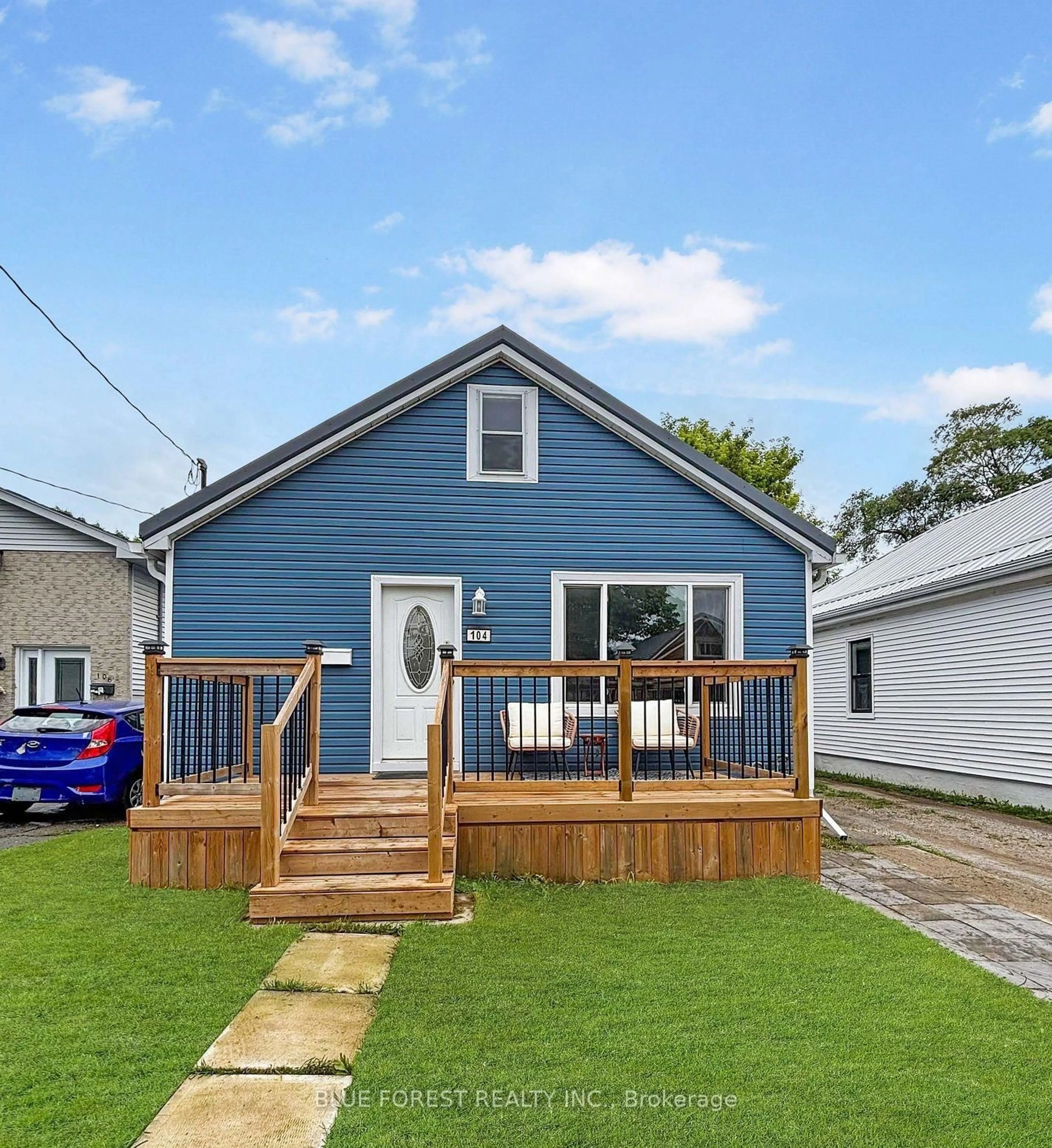 Home with vinyl exterior material, street for 104 Delaware St, London East Ontario N5Z 2N5