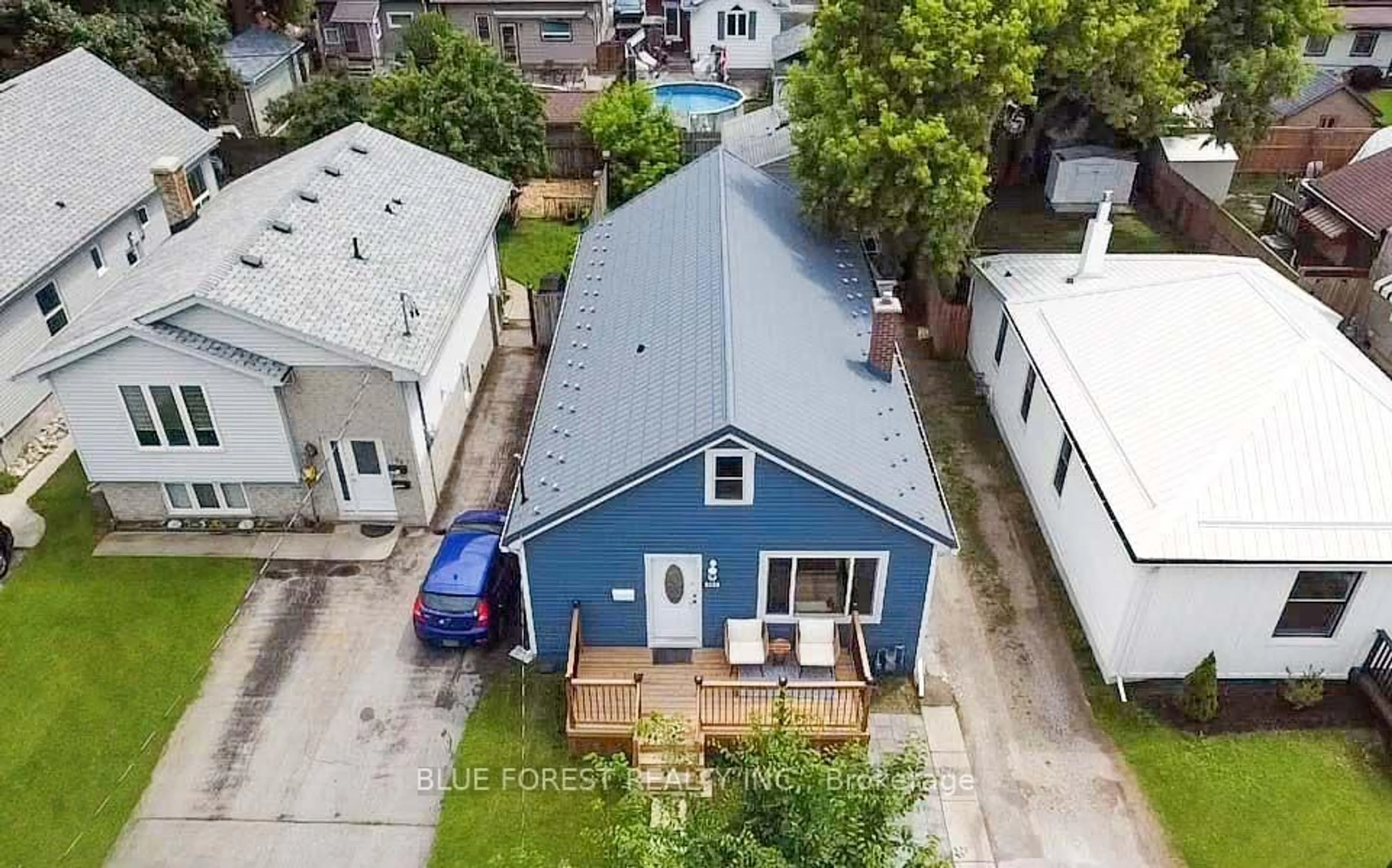 A pic from outside/outdoor area/front of a property/back of a property/a pic from drone, street for 104 Delaware St, London East Ontario N5Z 2N5