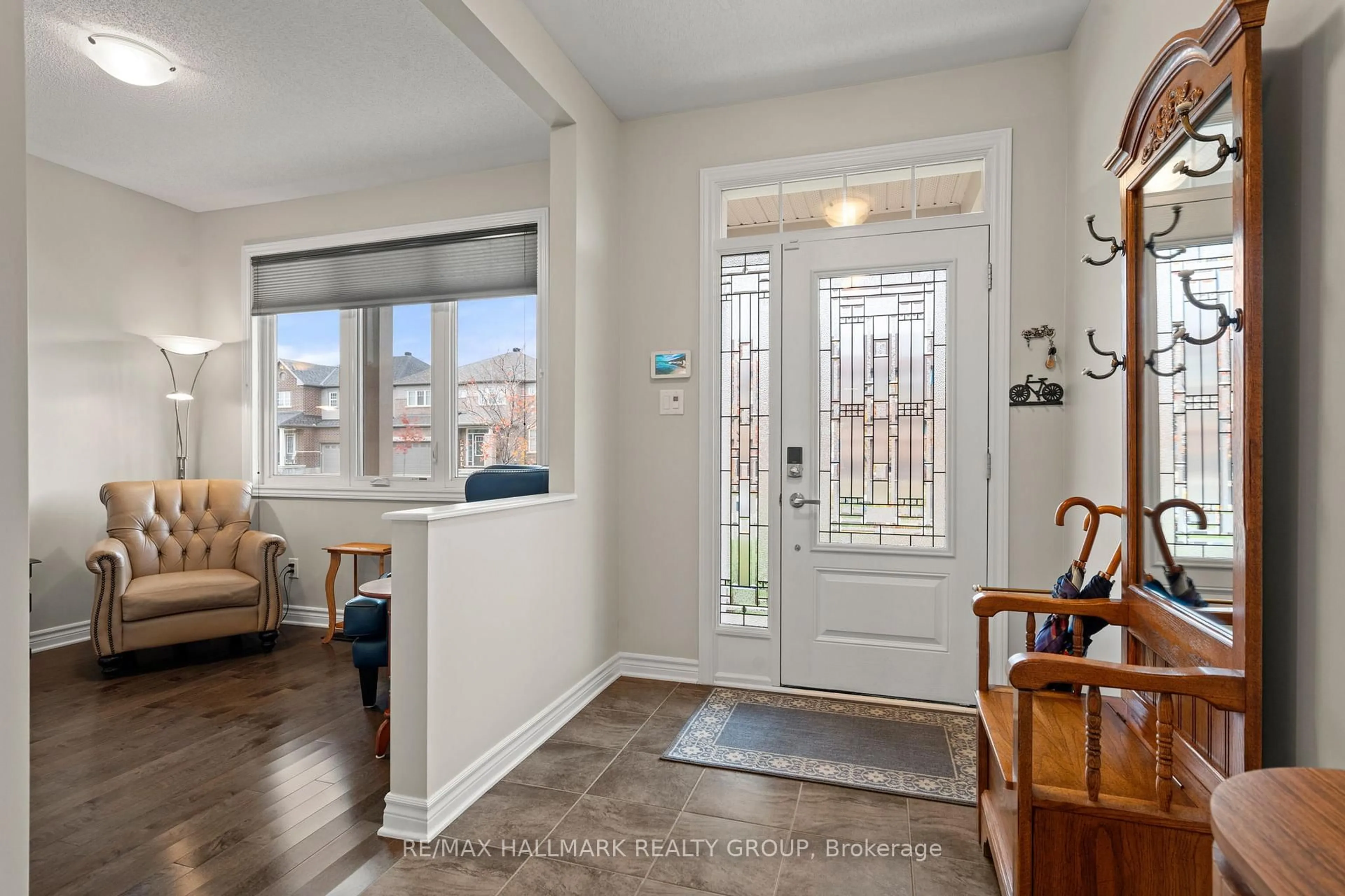 Indoor entryway for 321 Hepatica Way, Ottawa Ontario K4A 0Y9