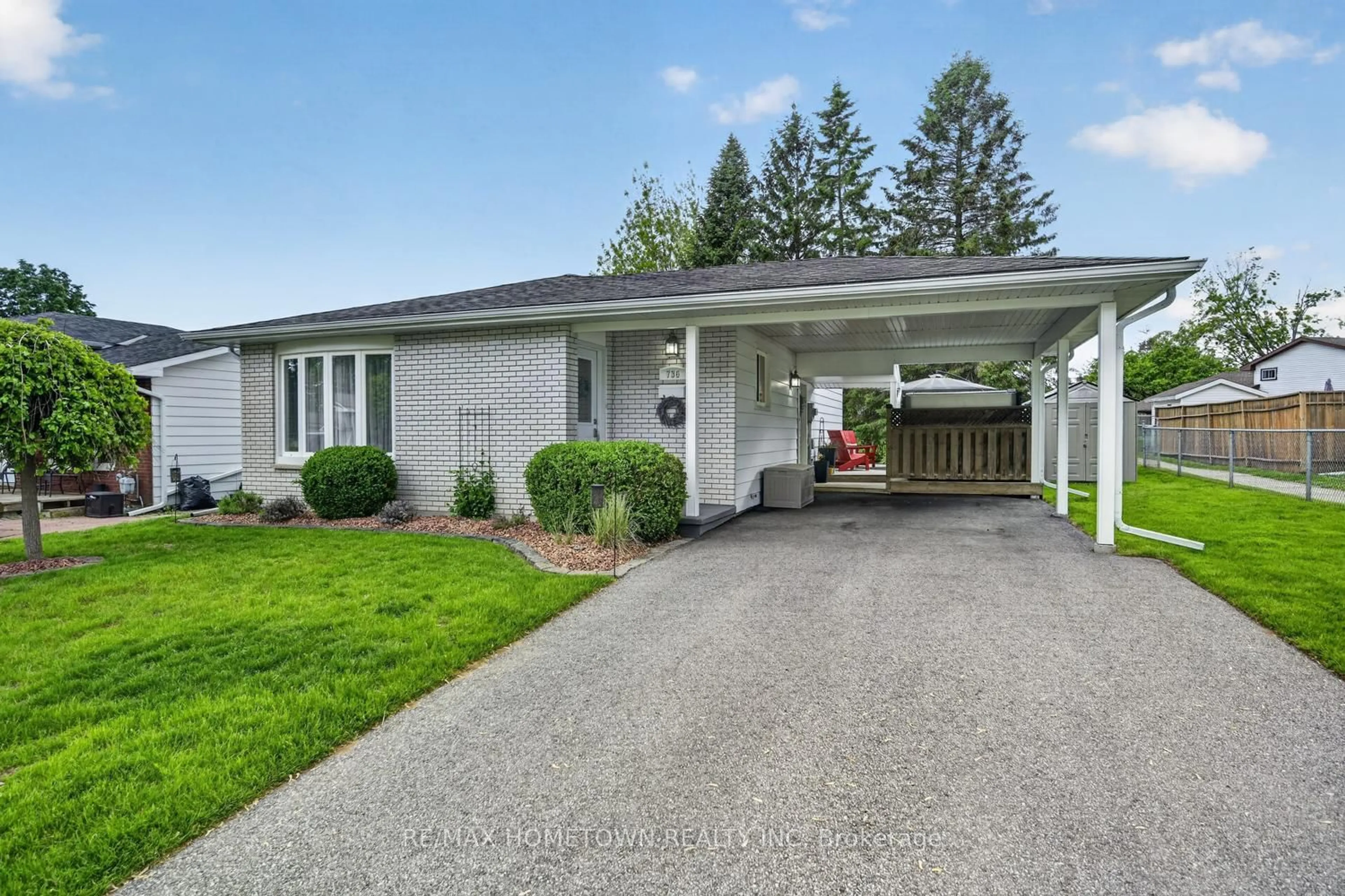 Home with vinyl exterior material, street for 736 Comstock Cres, Brockville Ontario K6V 6E1