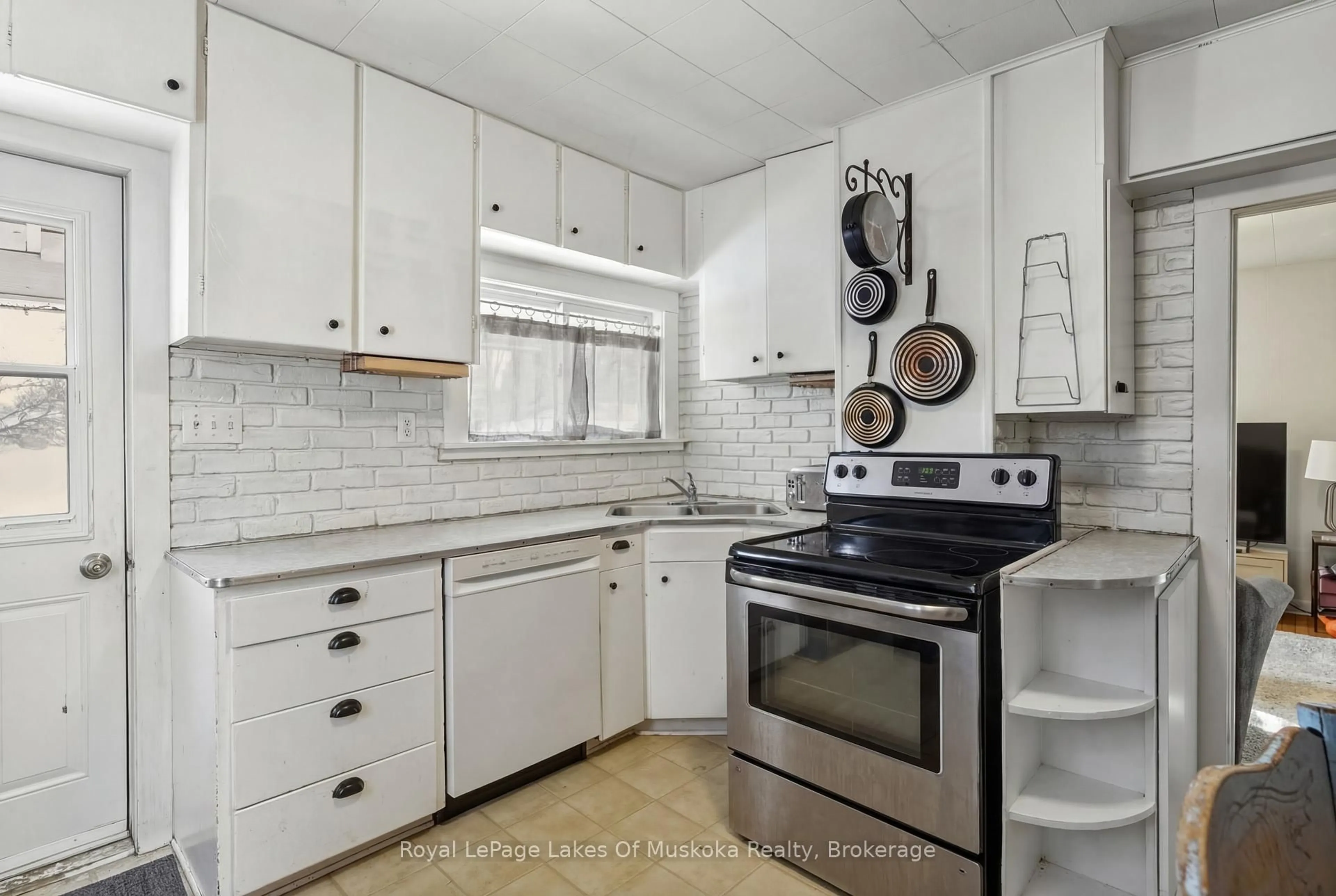 Standard kitchen, ceramic/tile floor for 60 West Rd, Huntsville Ontario P1H 1L8