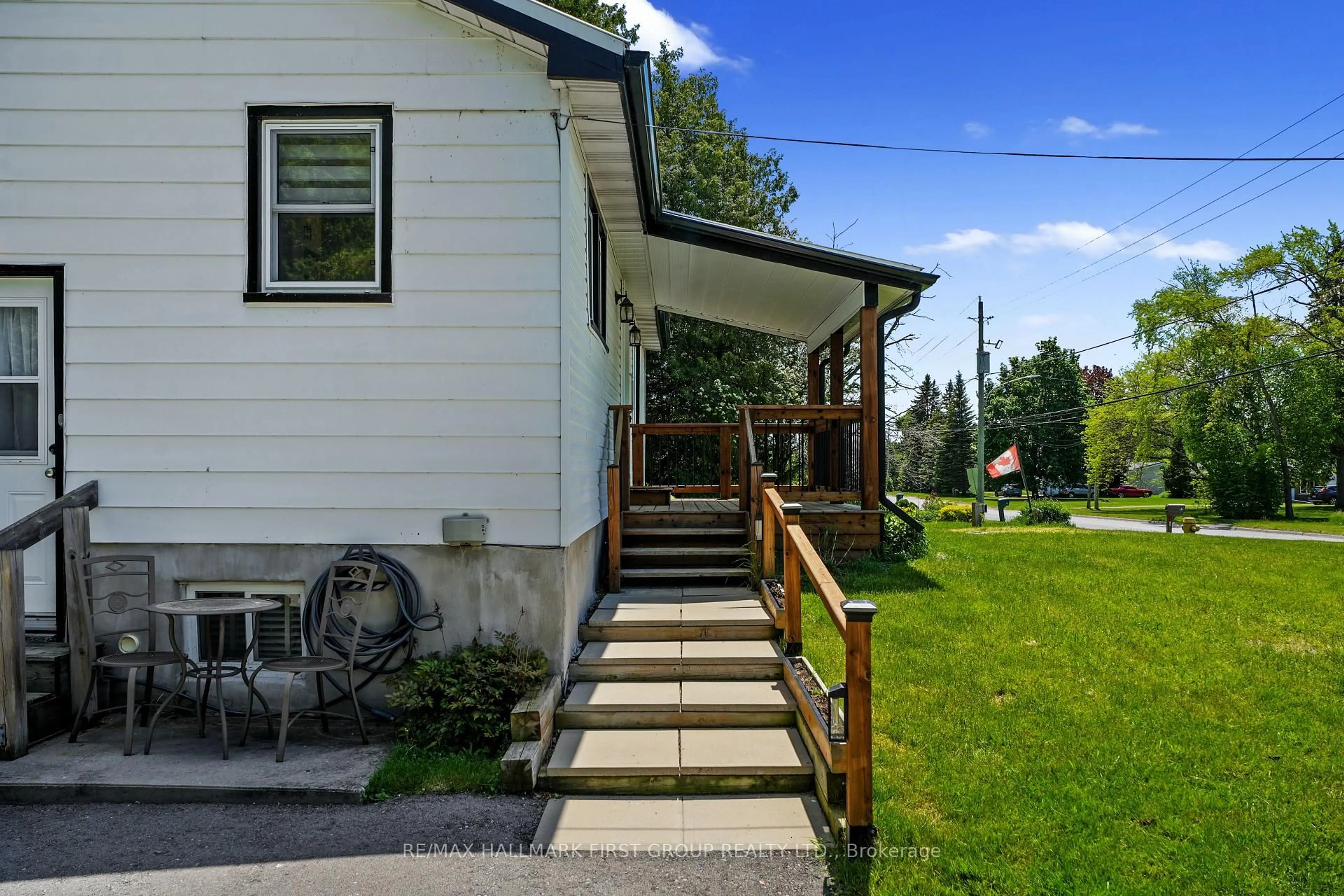 Patio, street for 40 Whites Rd, Quinte West Ontario K8V 5P5