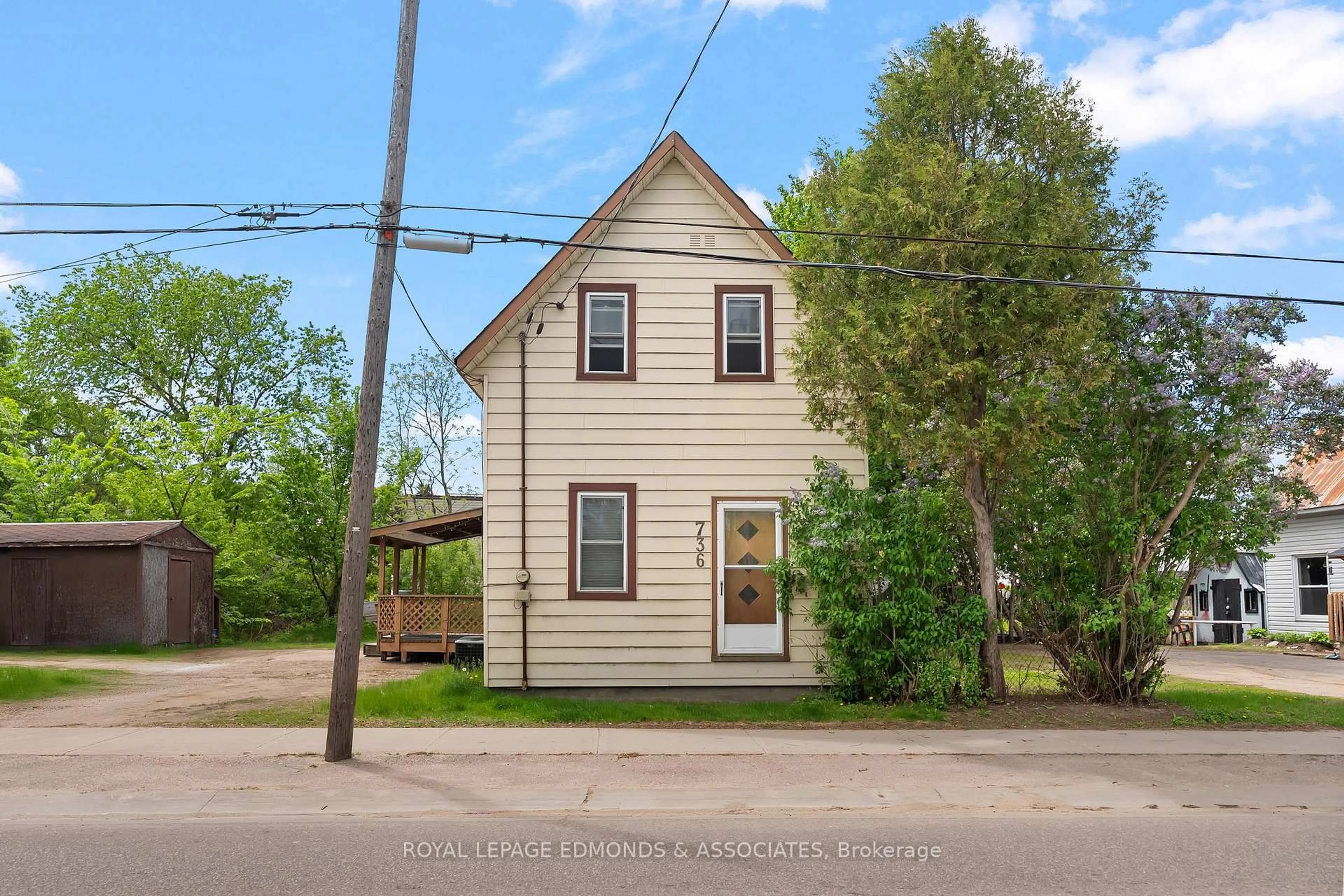 A pic from outside/outdoor area/front of a property/back of a property/a pic from drone, street for 736 Pembroke St, Pembroke Ontario K8A 5P6