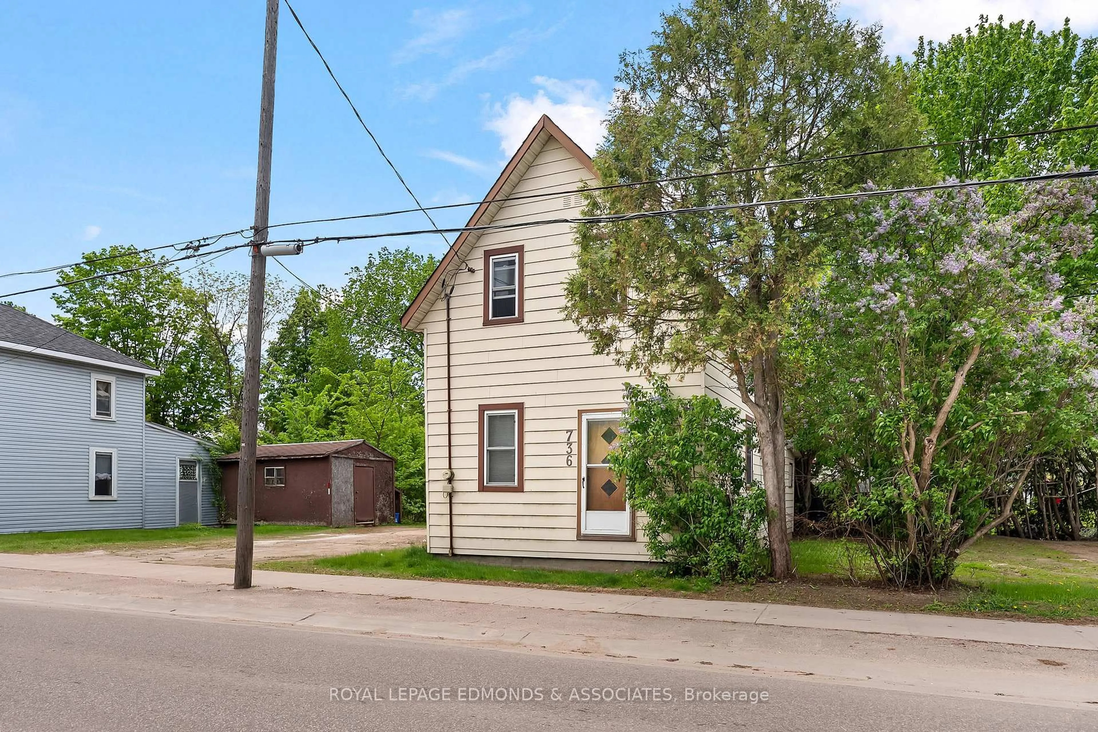 A pic from outside/outdoor area/front of a property/back of a property/a pic from drone, street for 736 Pembroke St, Pembroke Ontario K8A 5P6