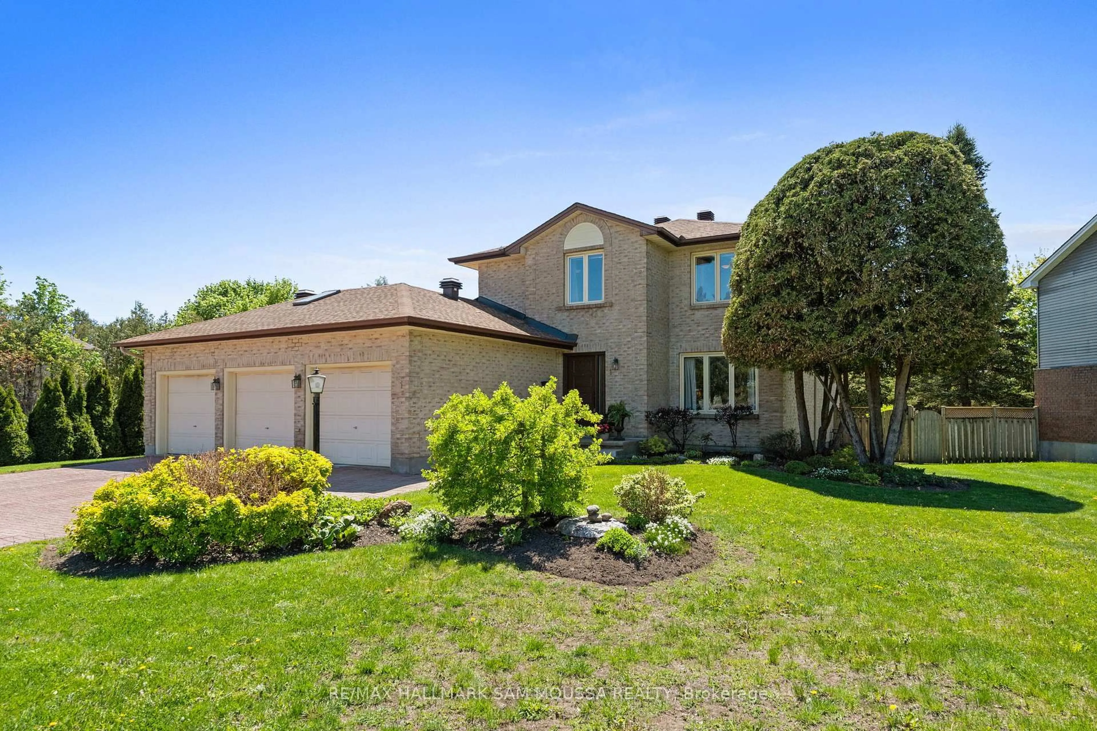 A pic from outside/outdoor area/front of a property/back of a property/a pic from drone, unknown for 1 Willow Glen Dr, Ottawa Ontario K2M 1L3