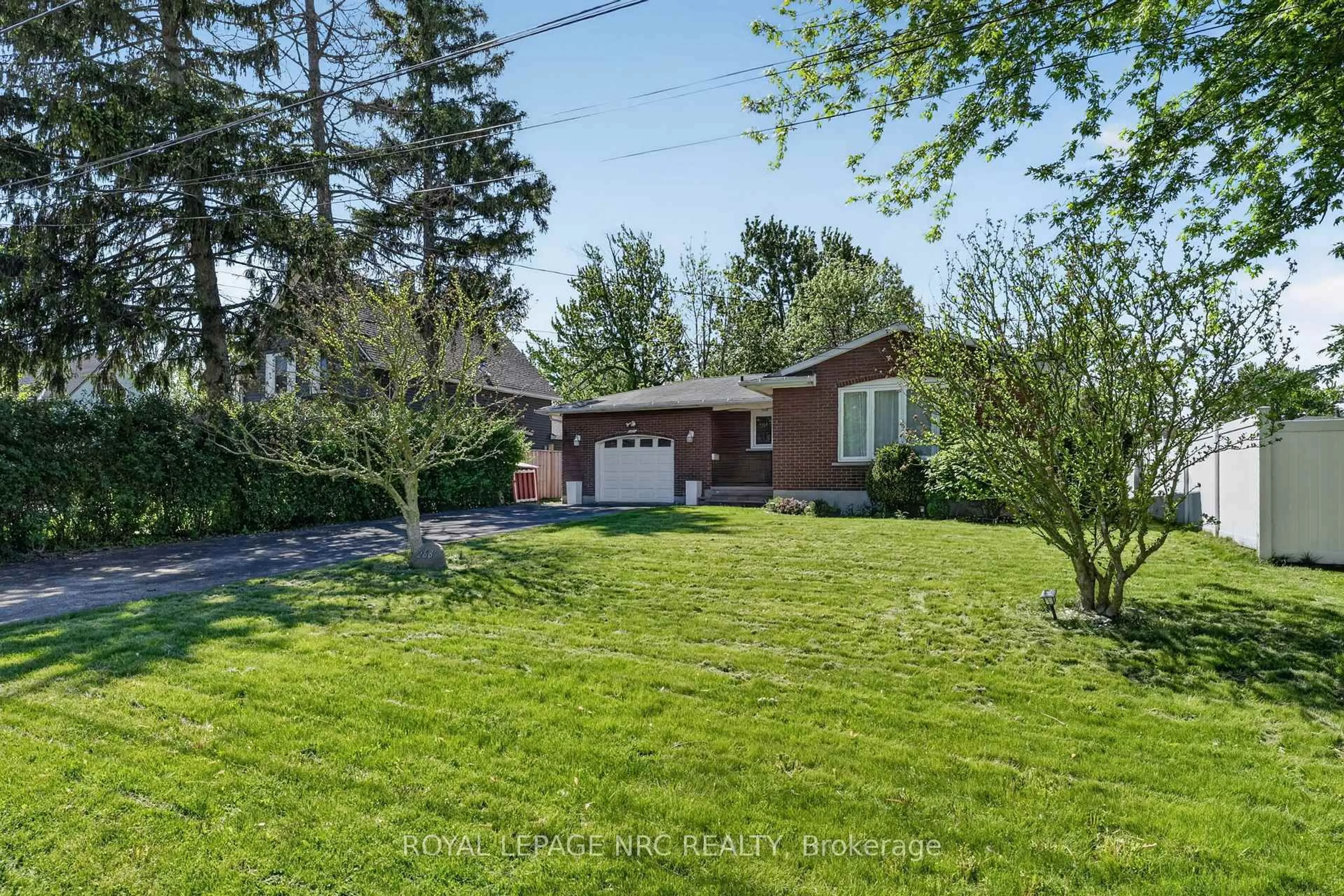 A pic from outside/outdoor area/front of a property/back of a property/a pic from drone, street for 268 Henrietta St, Fort Erie Ontario L2A 2K7