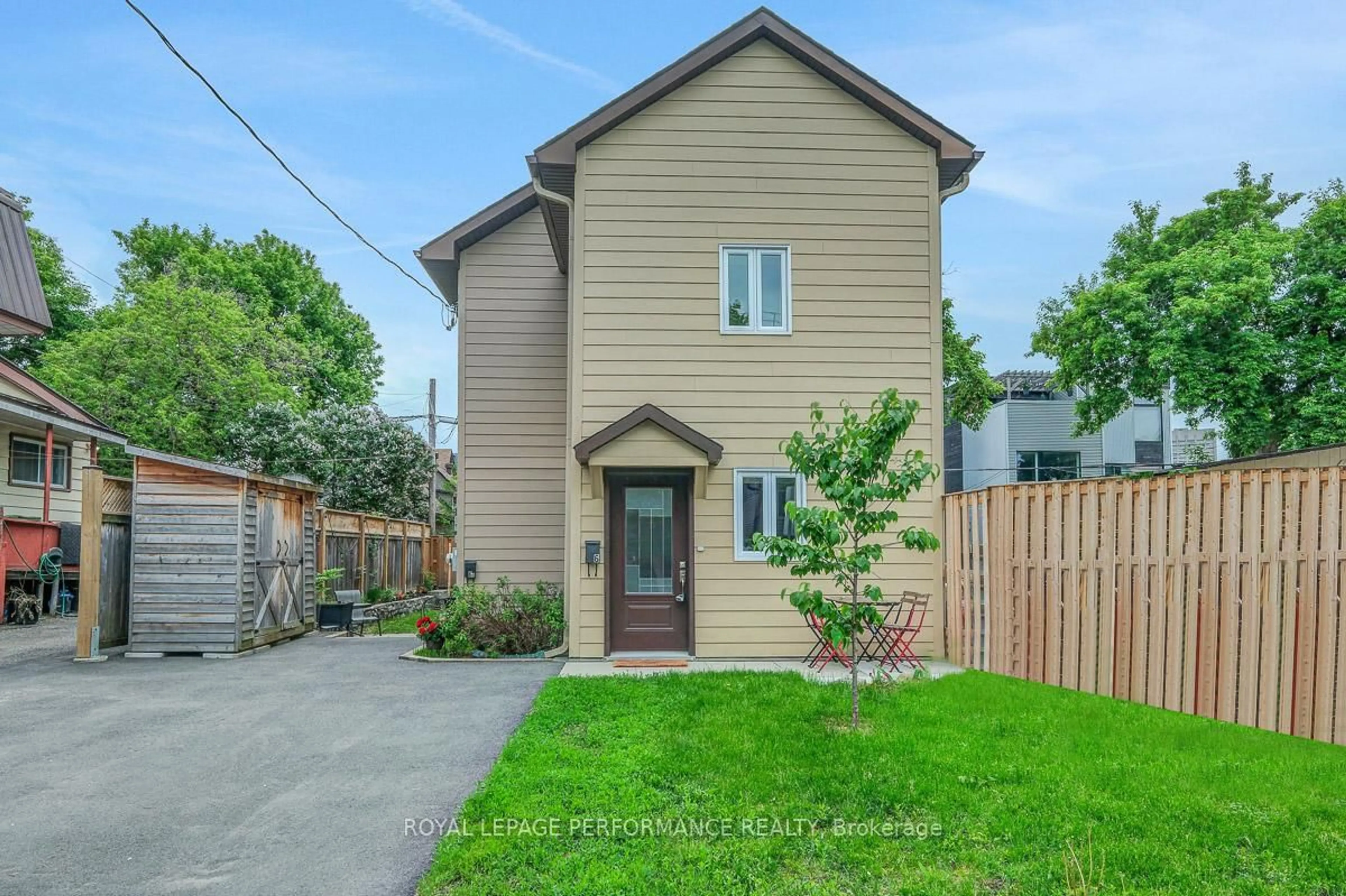 A pic from outside/outdoor area/front of a property/back of a property/a pic from drone, street for 6 Hilda St, Ottawa Ontario K1Y 2A9