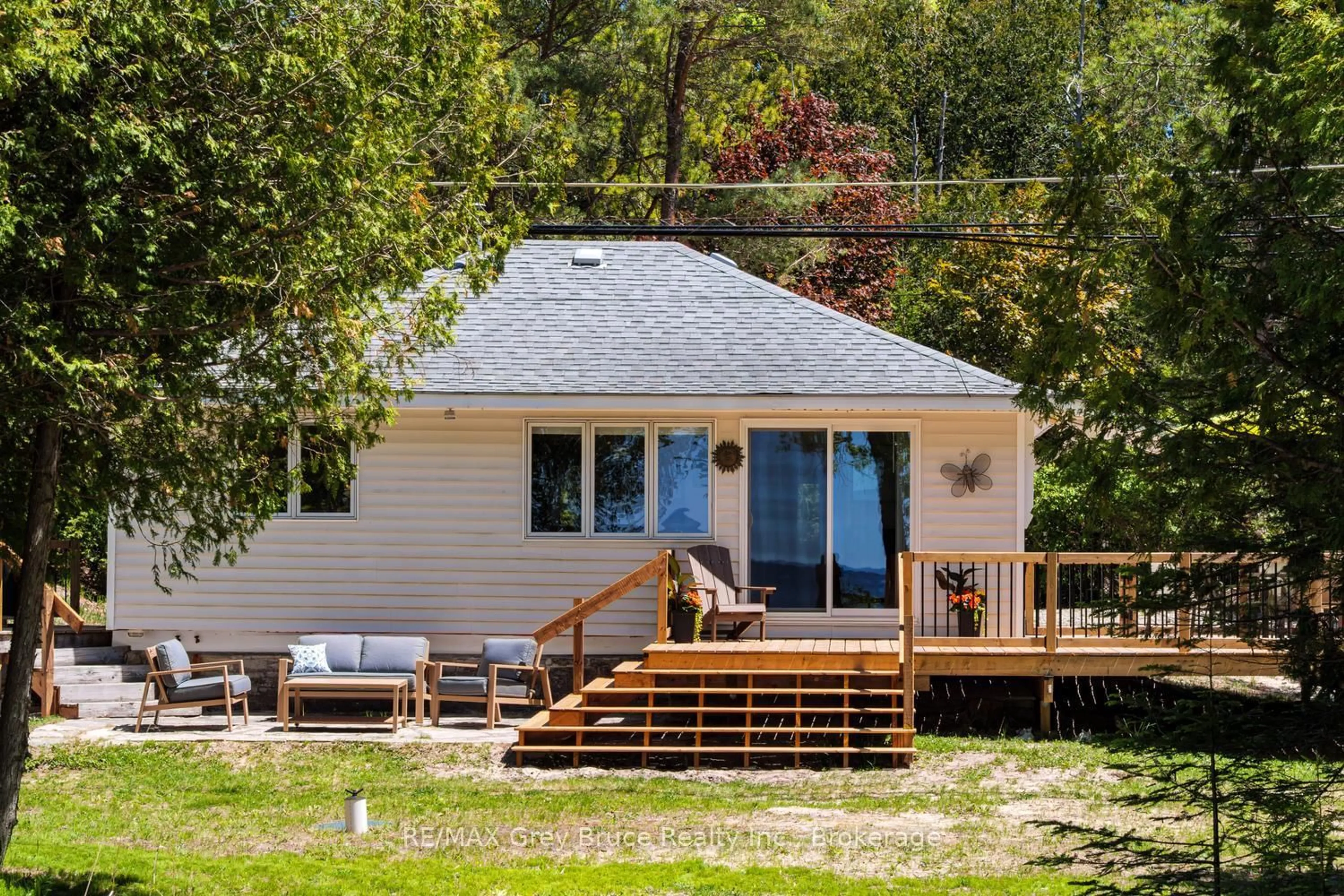 Home with vinyl exterior material, water/lake/river/ocean view for 19 5th Avenue South Ave, Native Leased Lands Ontario N0H 2G0