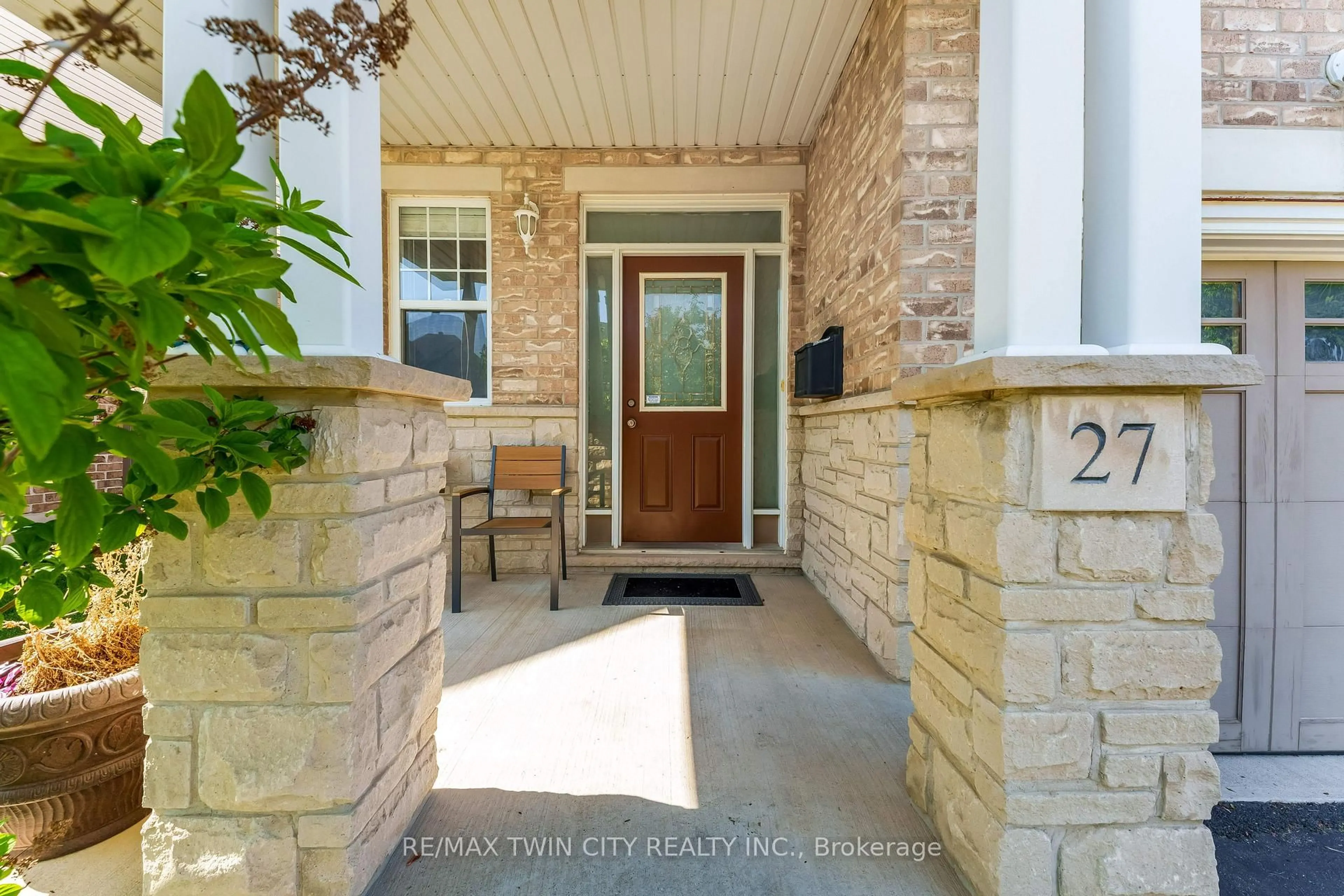Indoor entryway for 27 Tremaine Dr, Kitchener Ontario N2A 4L9