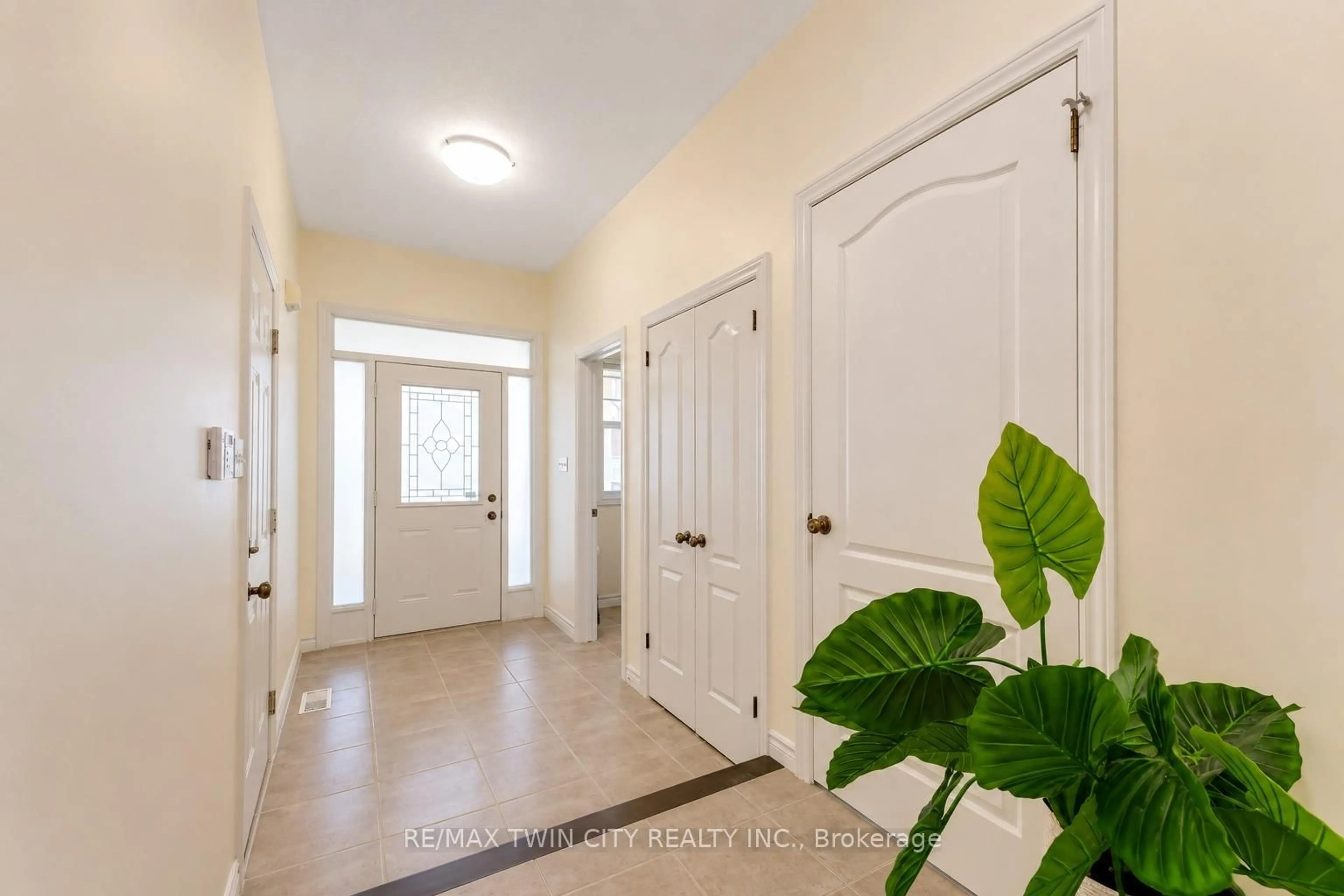 Indoor entryway for 27 Tremaine Dr, Kitchener Ontario N2A 4L9