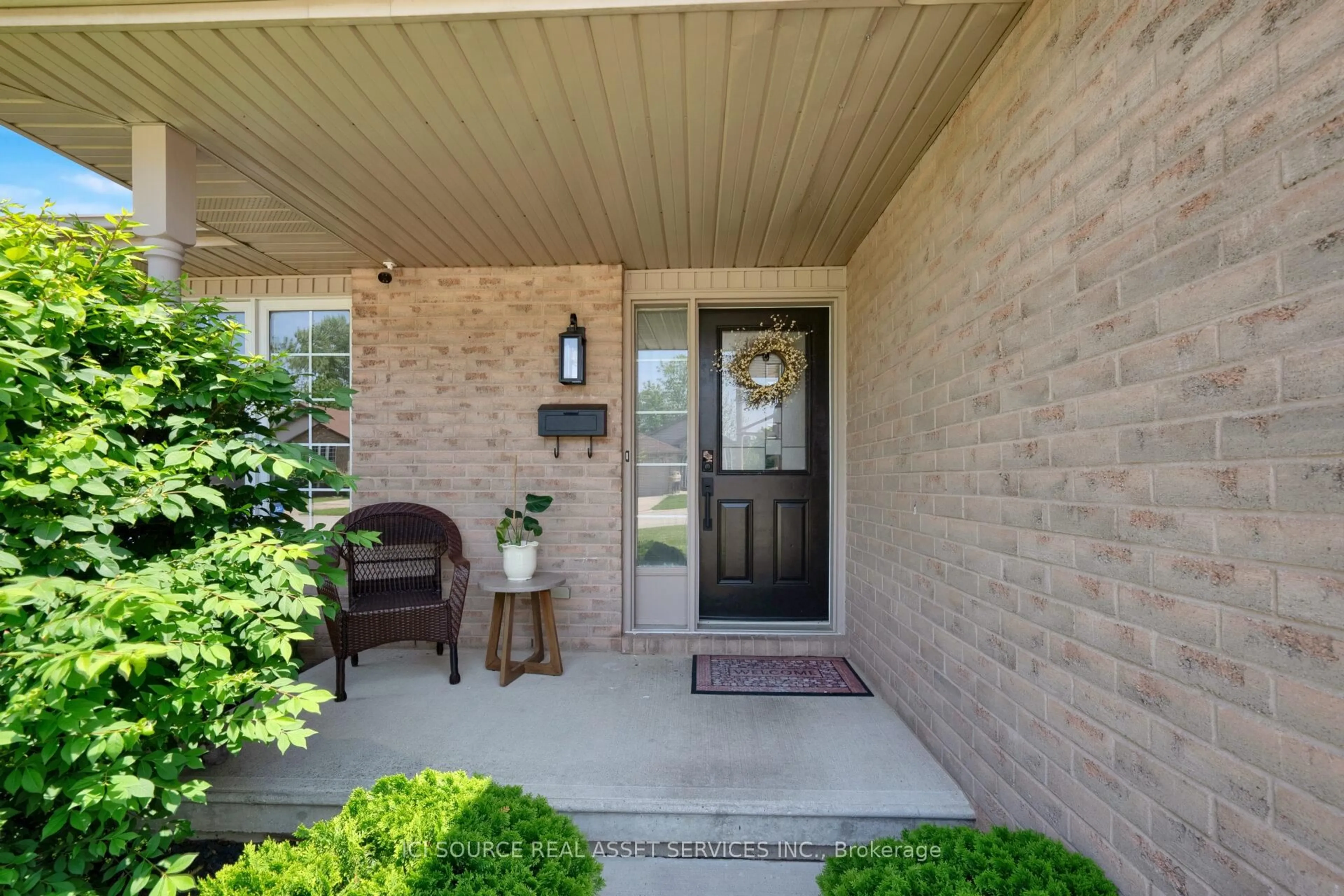 Indoor entryway for 23 Carolinian Pl, Chatham-Kent Ontario N7L 5M7