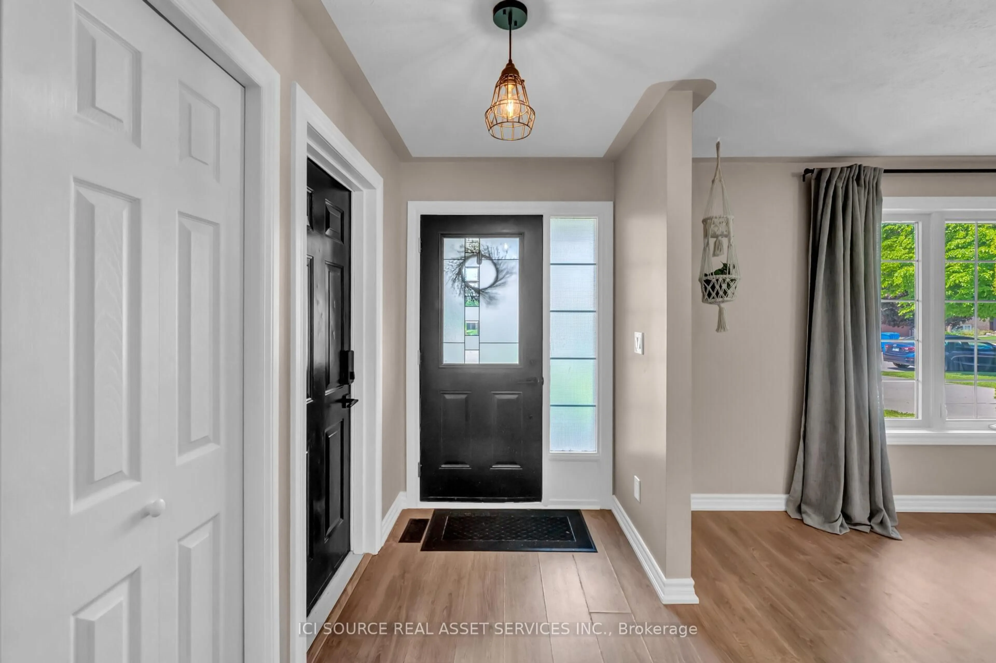 Indoor entryway for 23 Carolinian Pl, Chatham-Kent Ontario N7L 5M7