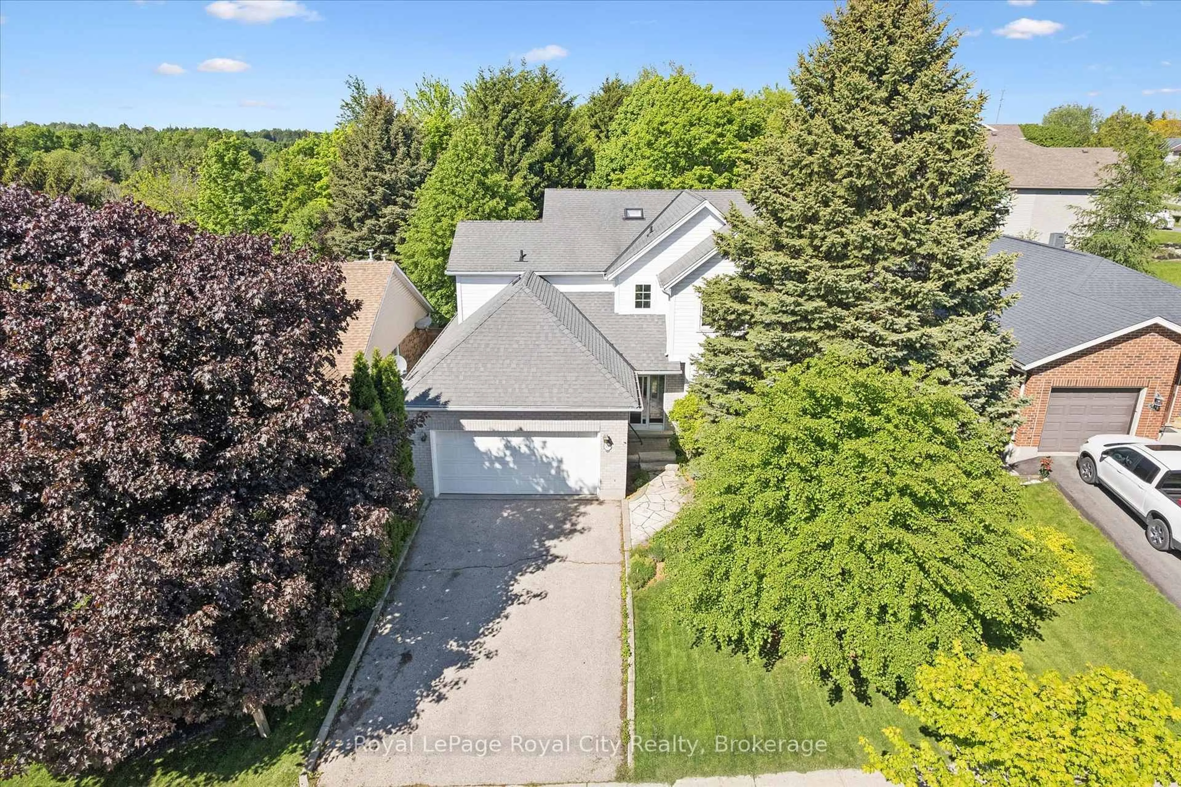 A pic from outside/outdoor area/front of a property/back of a property/a pic from drone, street for 539 Harvey St, Centre Wellington Ontario N1M 3K2