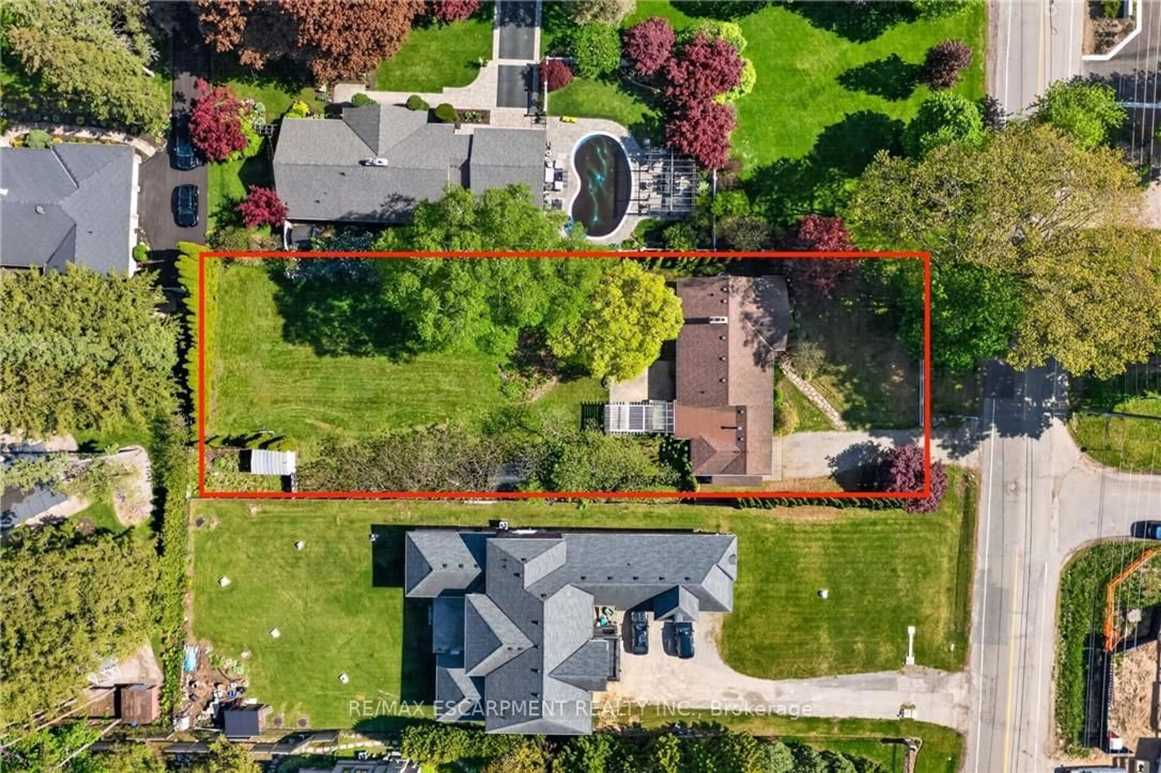 A pic from outside/outdoor area/front of a property/back of a property/a pic from drone, street for 53 LOVERS Lane, Hamilton Ontario L9G 1G5