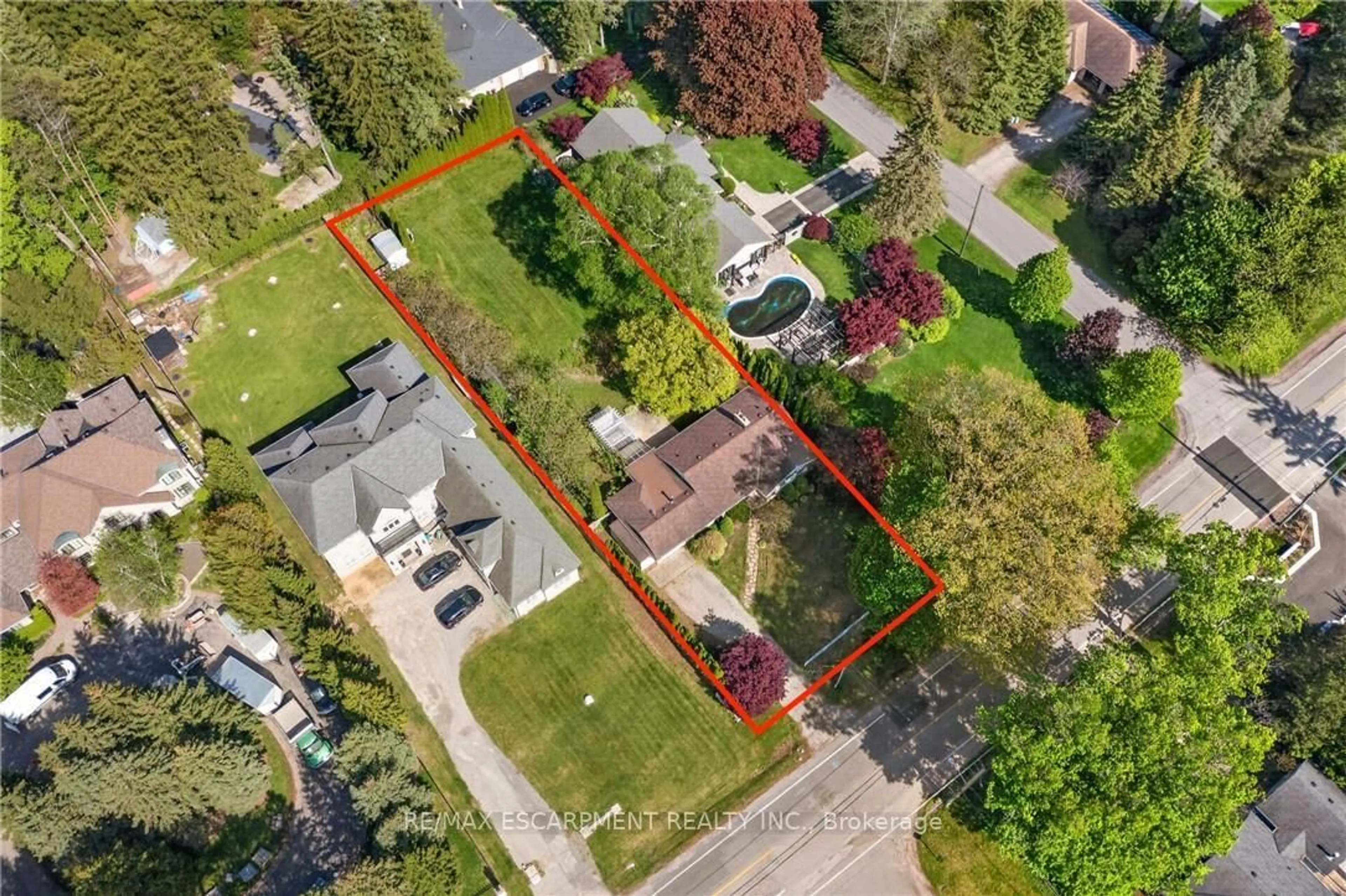 A pic from outside/outdoor area/front of a property/back of a property/a pic from drone, street for 53 LOVERS Lane, Hamilton Ontario L9G 1G5