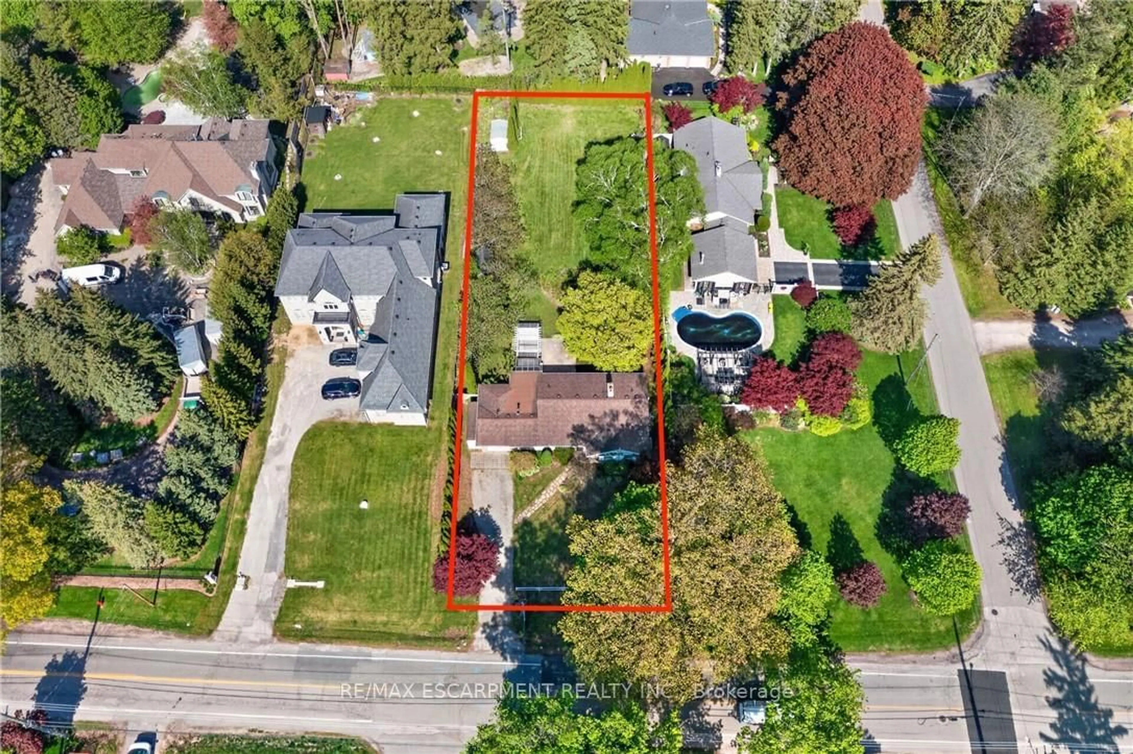 A pic from outside/outdoor area/front of a property/back of a property/a pic from drone, street for 53 LOVERS Lane, Hamilton Ontario L9G 1G5