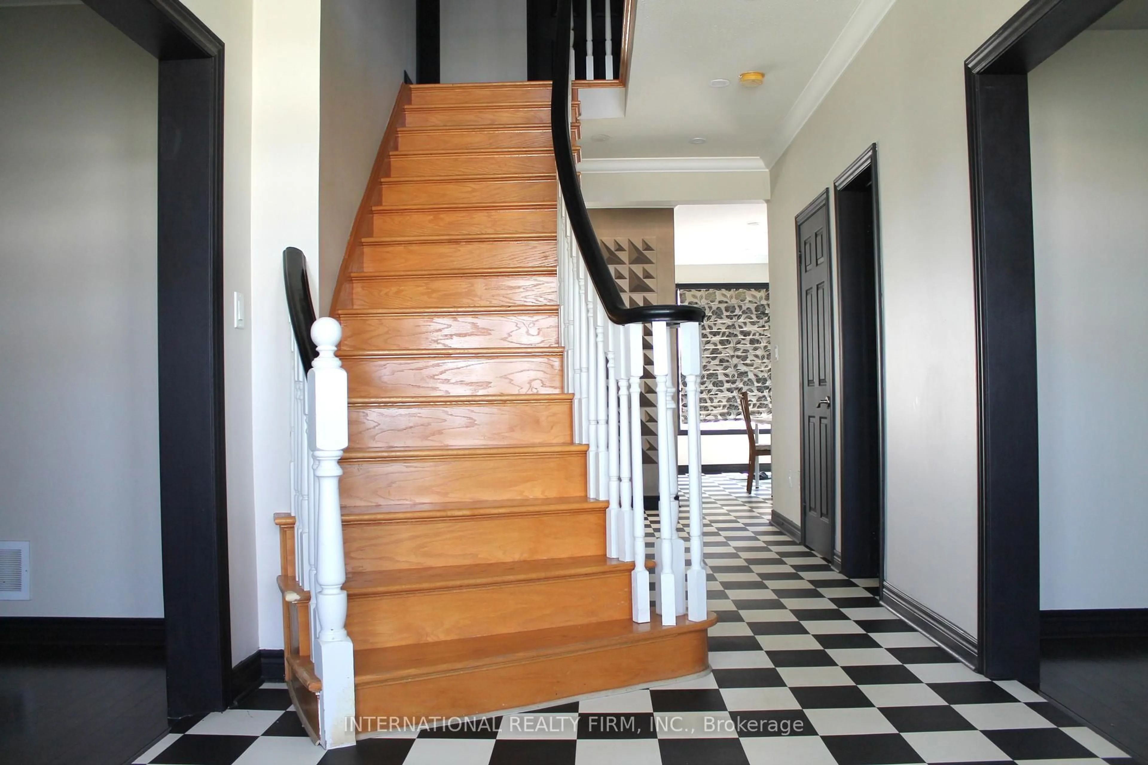 Indoor foyer for 412 Wright Cres, Niagara-on-the-Lake Ontario L0S 1J0