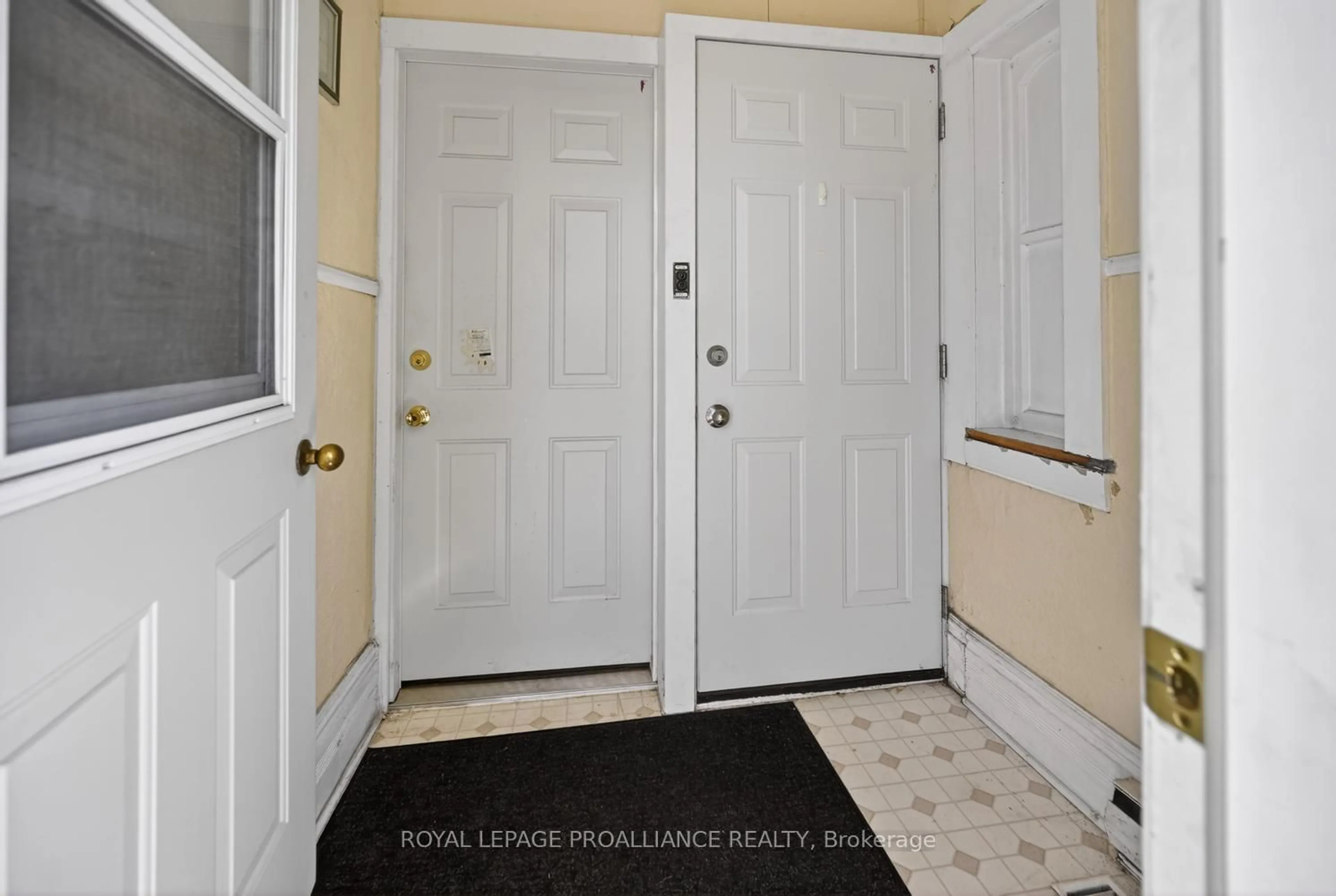 Indoor entryway for 58 Abbott St, Brockville Ontario K6V 4A6