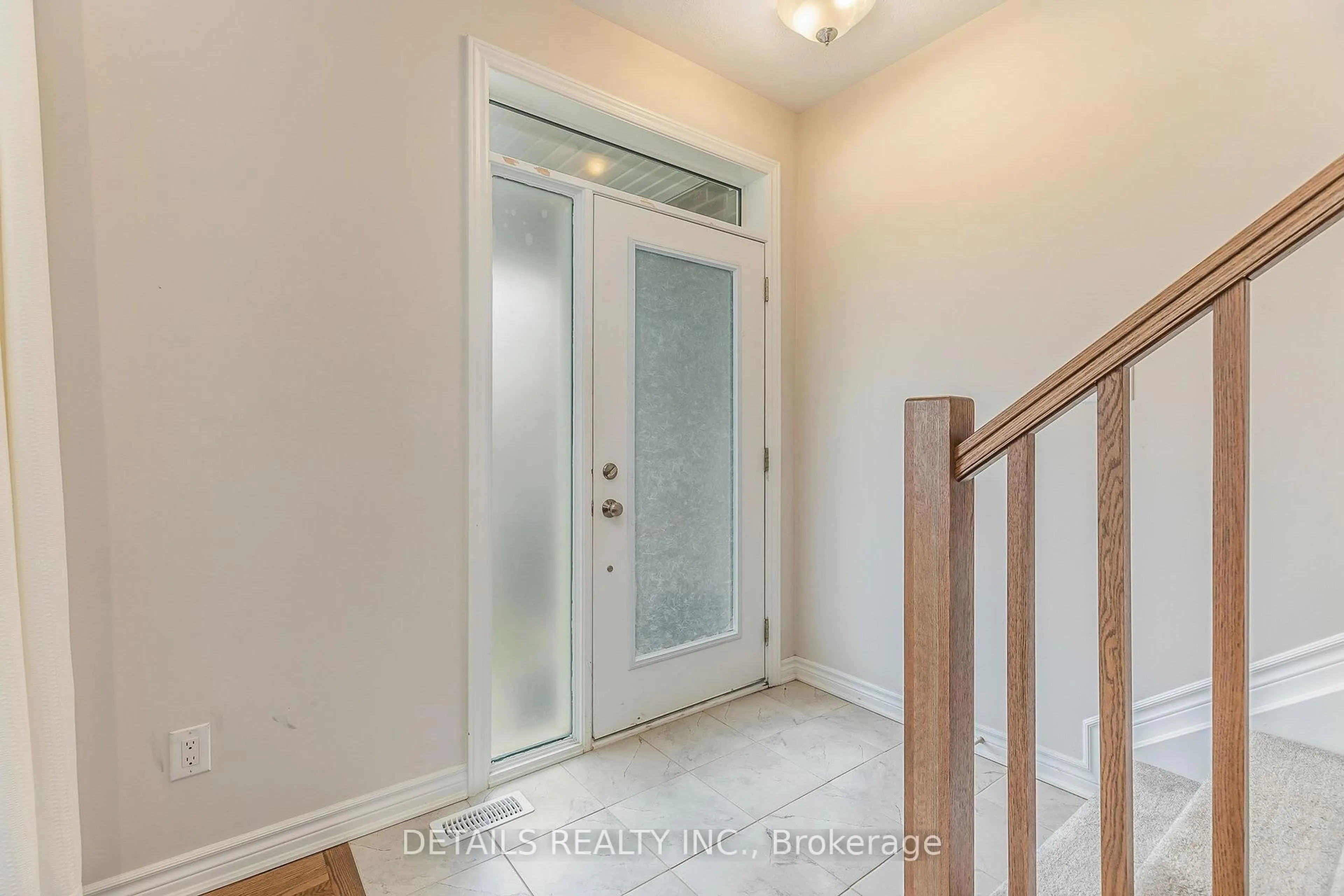 Indoor entryway for 708 Vennecy Terr, Ottawa Ontario K1W 0N5