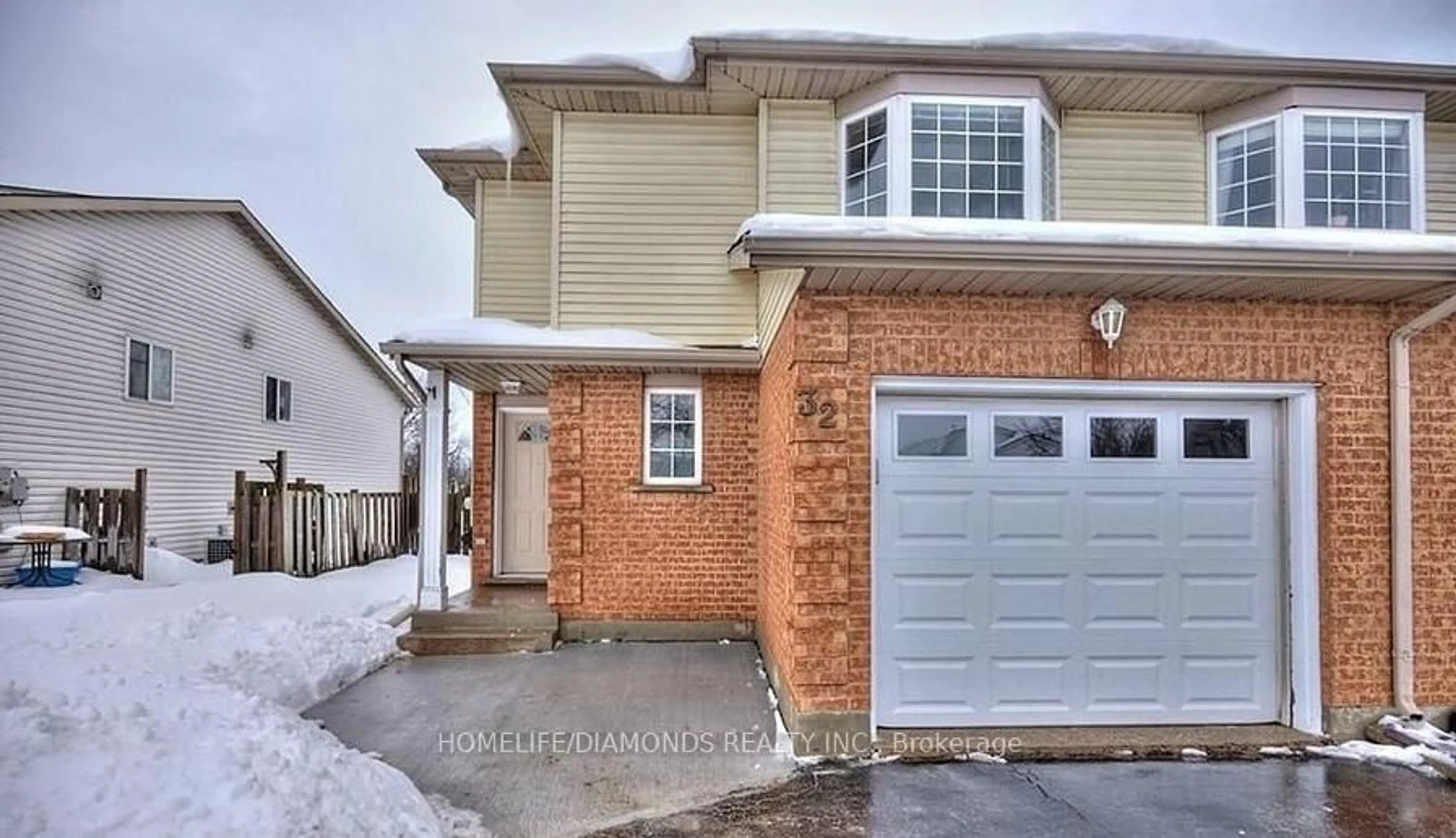 Home with brick exterior material, street for 32 WOODLAND Dr, Welland Ontario L3C 7C9