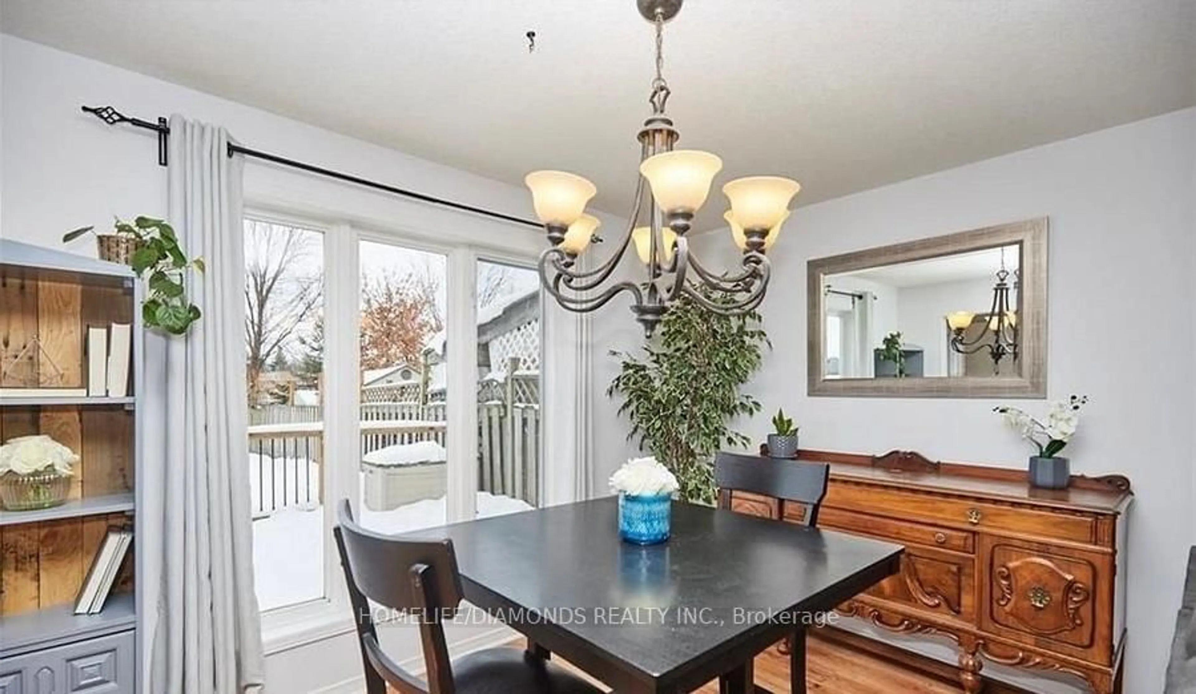 Dining room, unknown for 32 WOODLAND Dr, Welland Ontario L3C 7C9