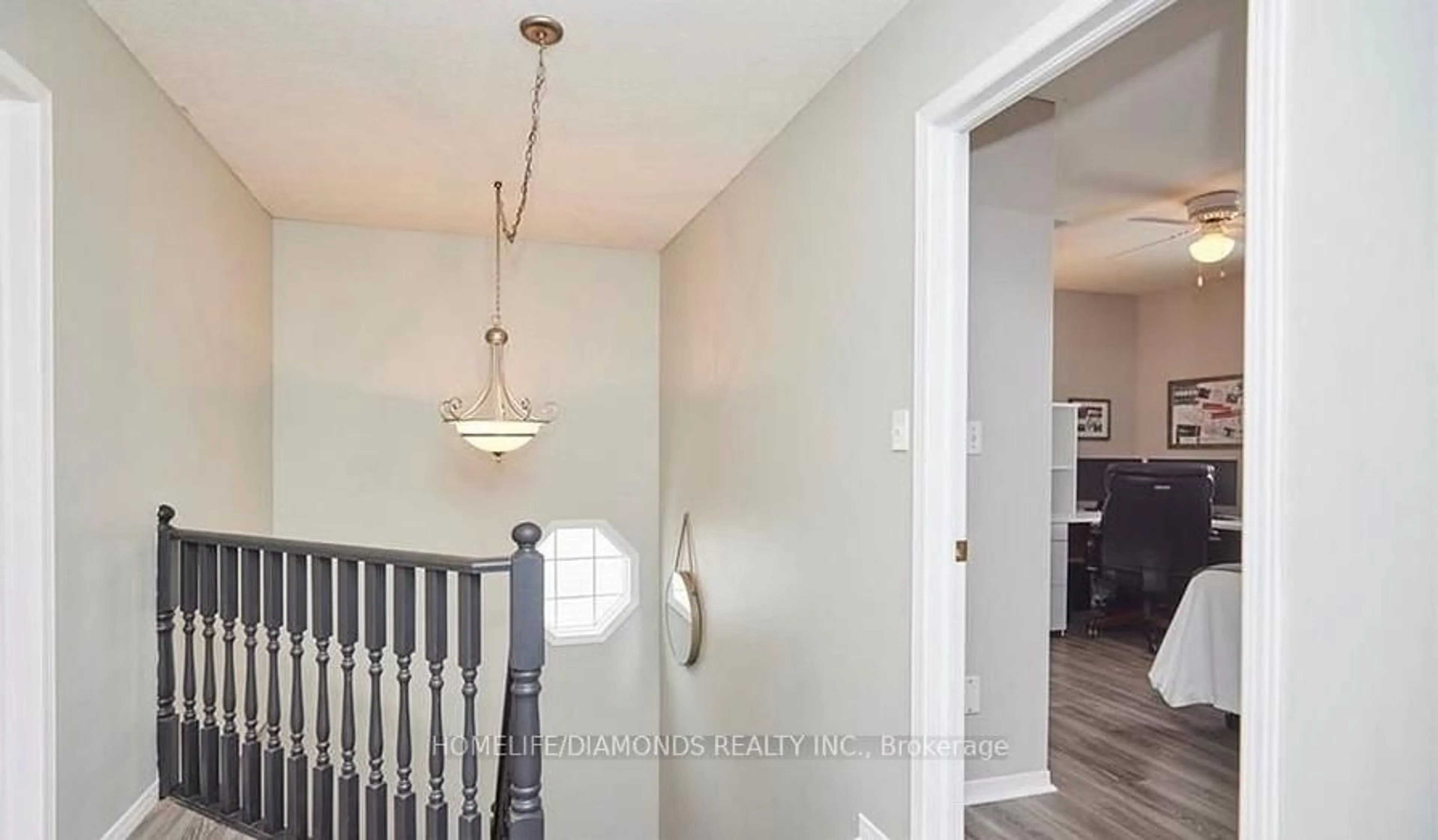Indoor entryway for 32 WOODLAND Dr, Welland Ontario L3C 7C9