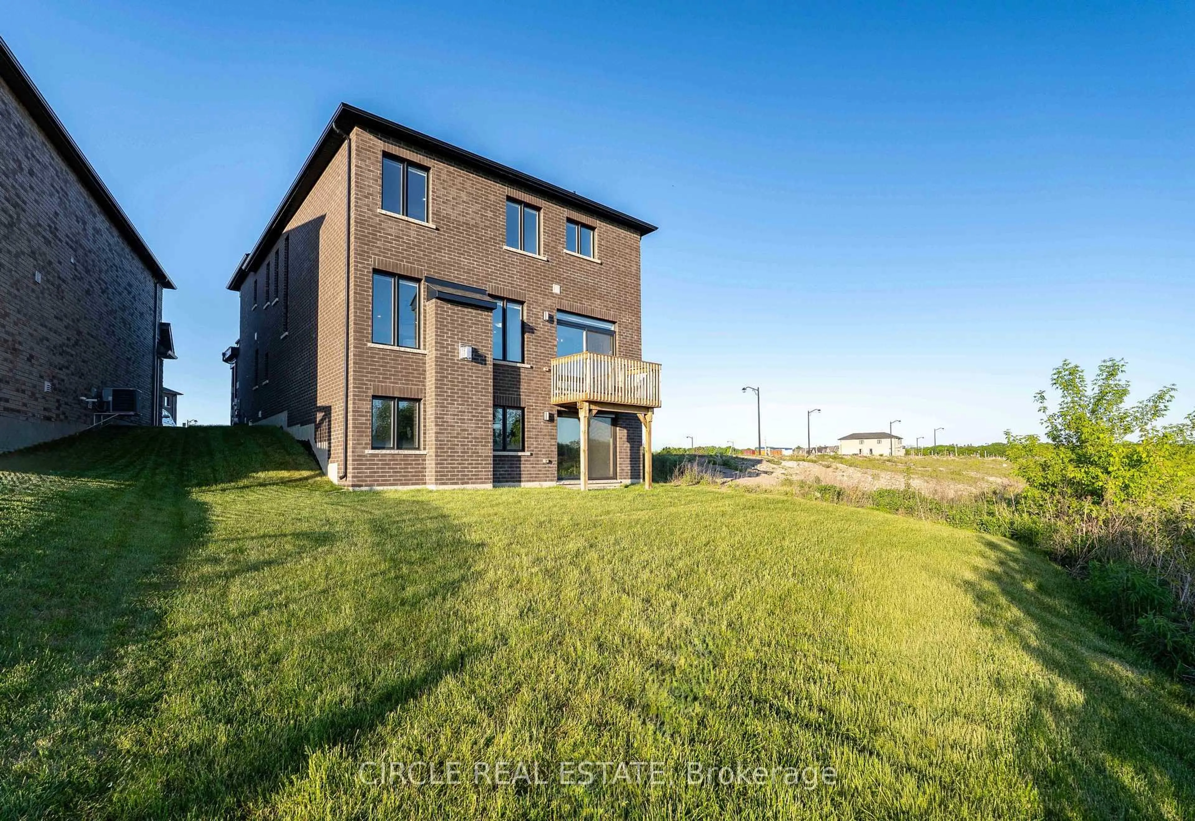 A pic from outside/outdoor area/front of a property/back of a property/a pic from drone, building for 56 Langridge Way, Cambridge Ontario N1S 0E7