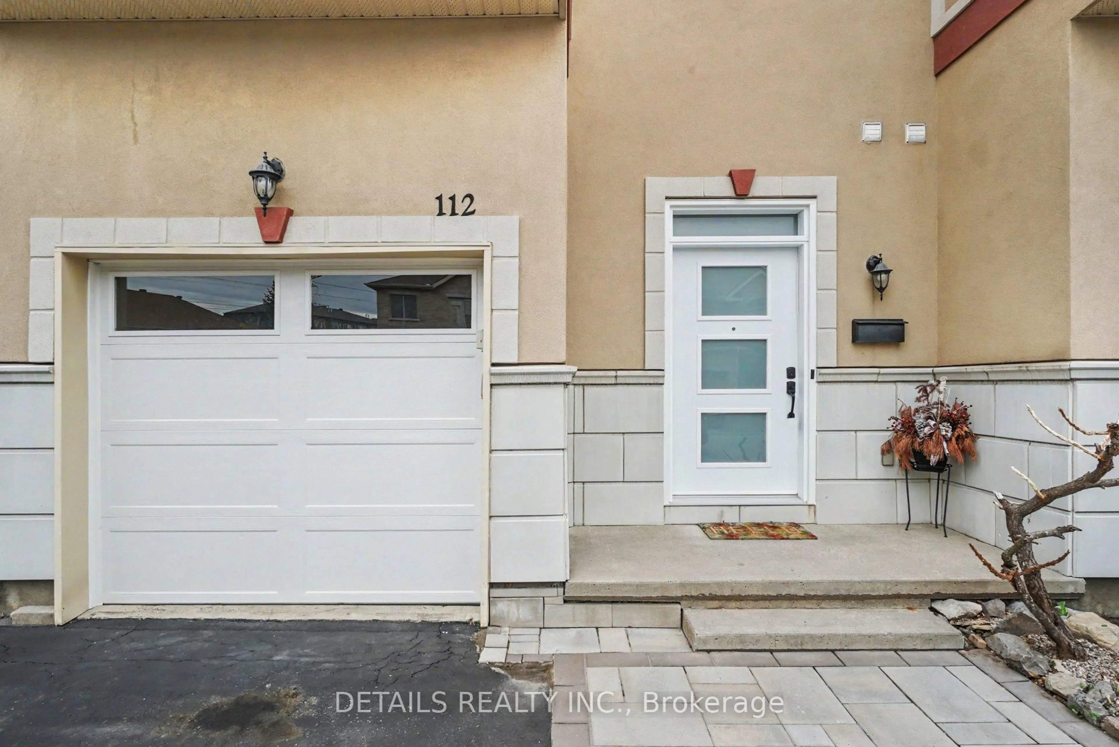 Indoor entryway for 112 Whispering Winds Way, Ottawa Ontario K1W 0B7