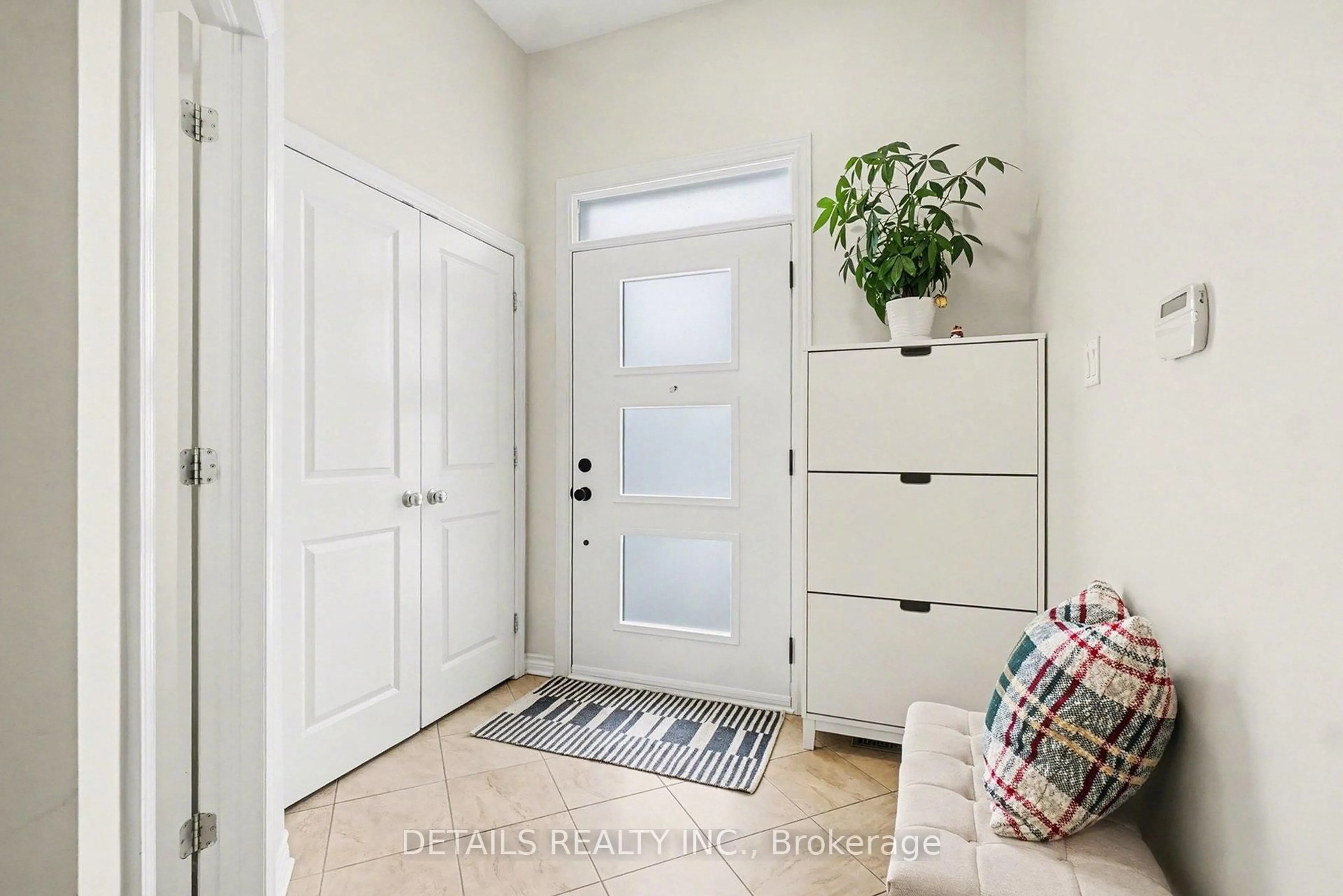 Indoor entryway for 112 Whispering Winds Way, Ottawa Ontario K1W 0B7