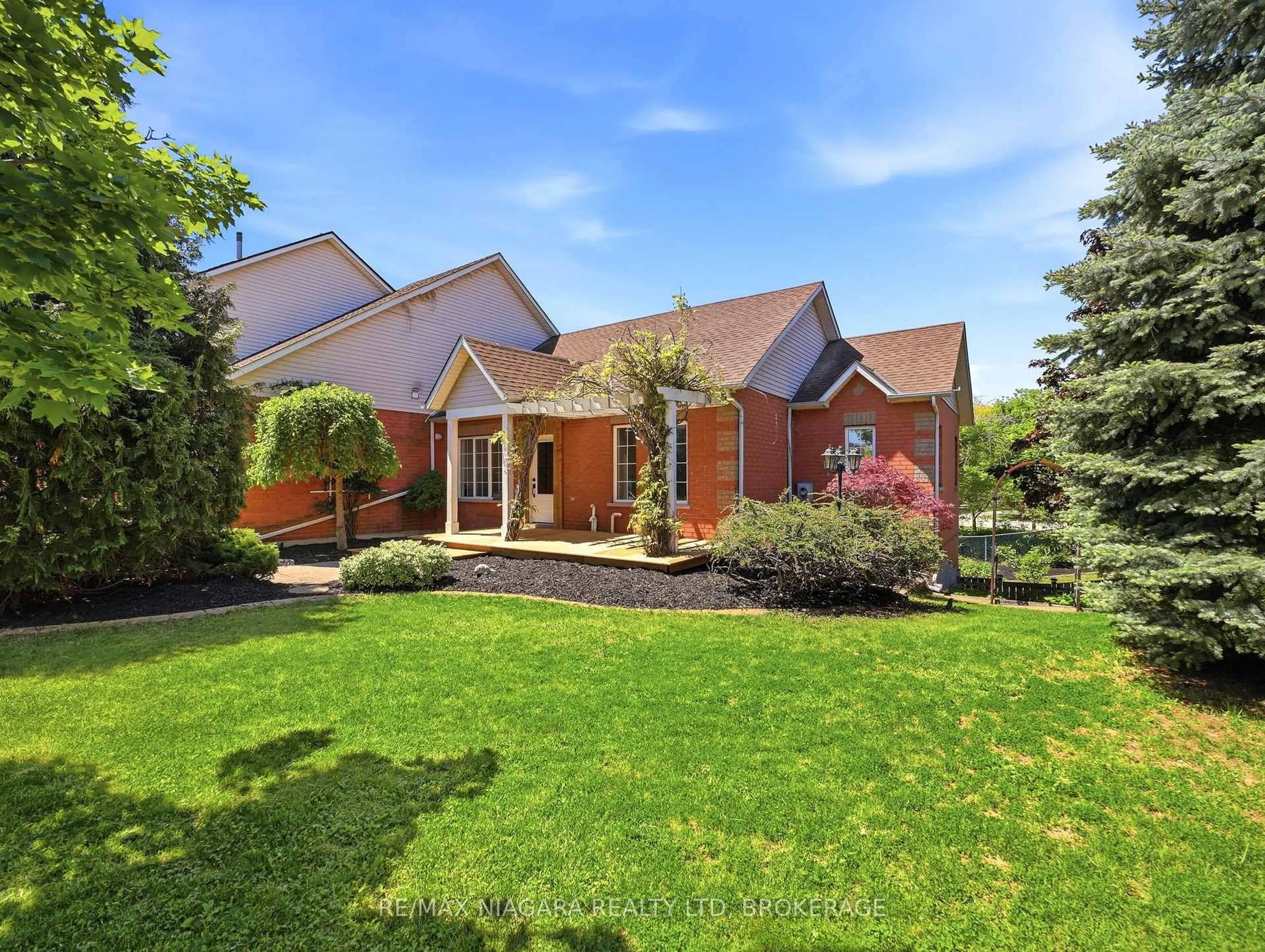 Home with brick exterior material, street for 41 Morrison Cres, Grimsby Ontario L3M 5K5