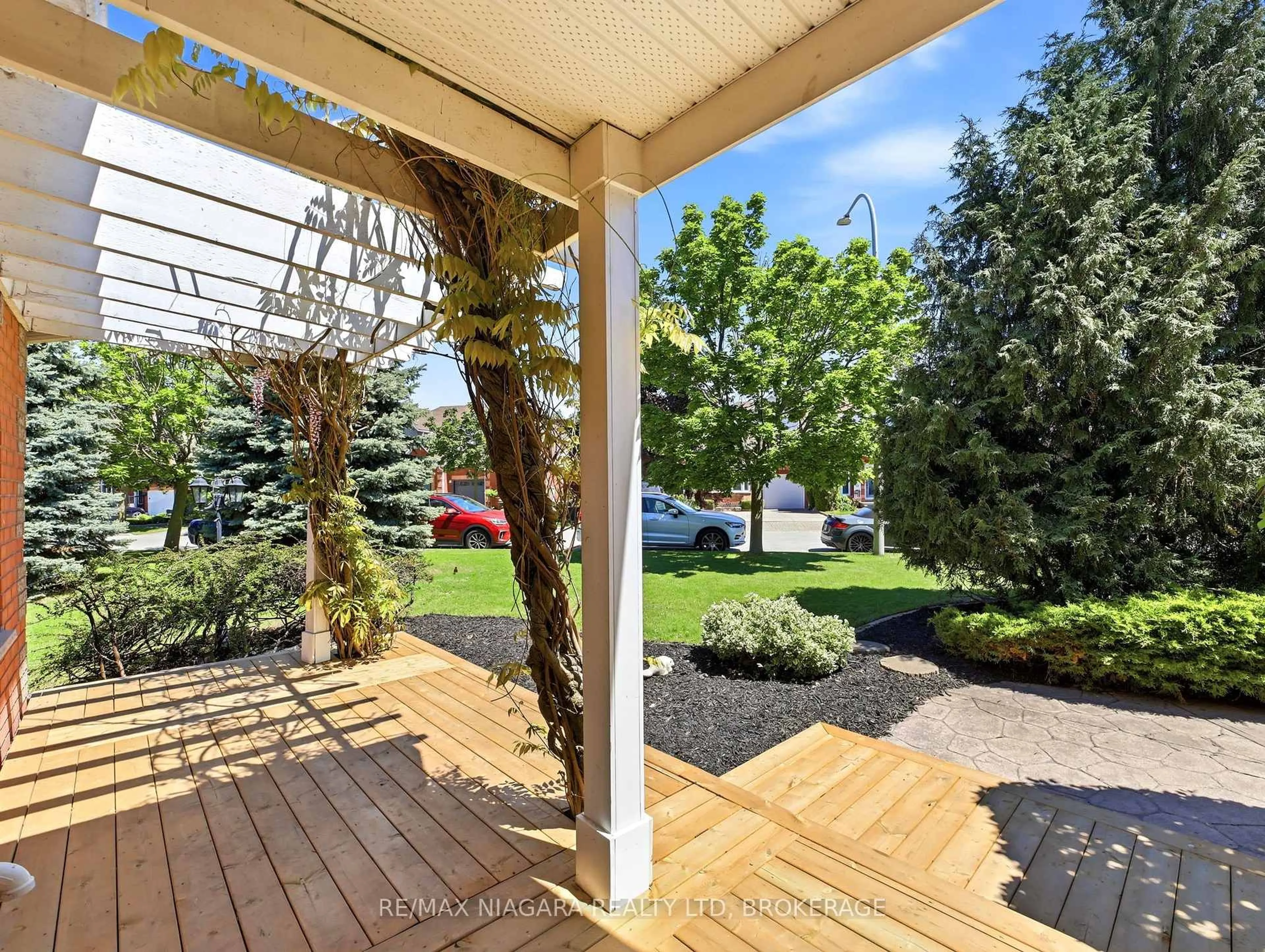 Patio, unknown for 41 Morrison Cres, Grimsby Ontario L3M 5K5