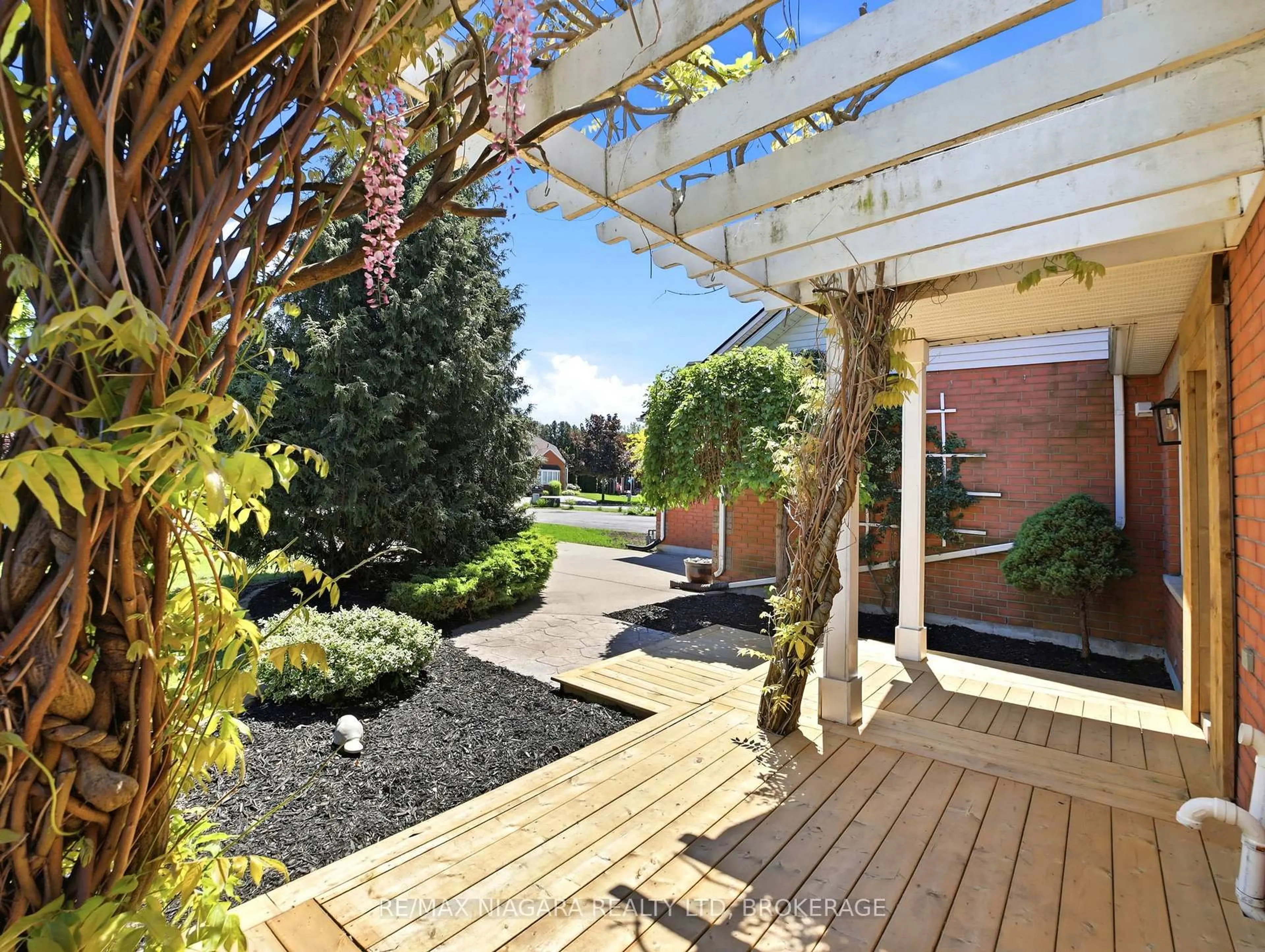 Patio, street for 41 Morrison Cres, Grimsby Ontario L3M 5K5