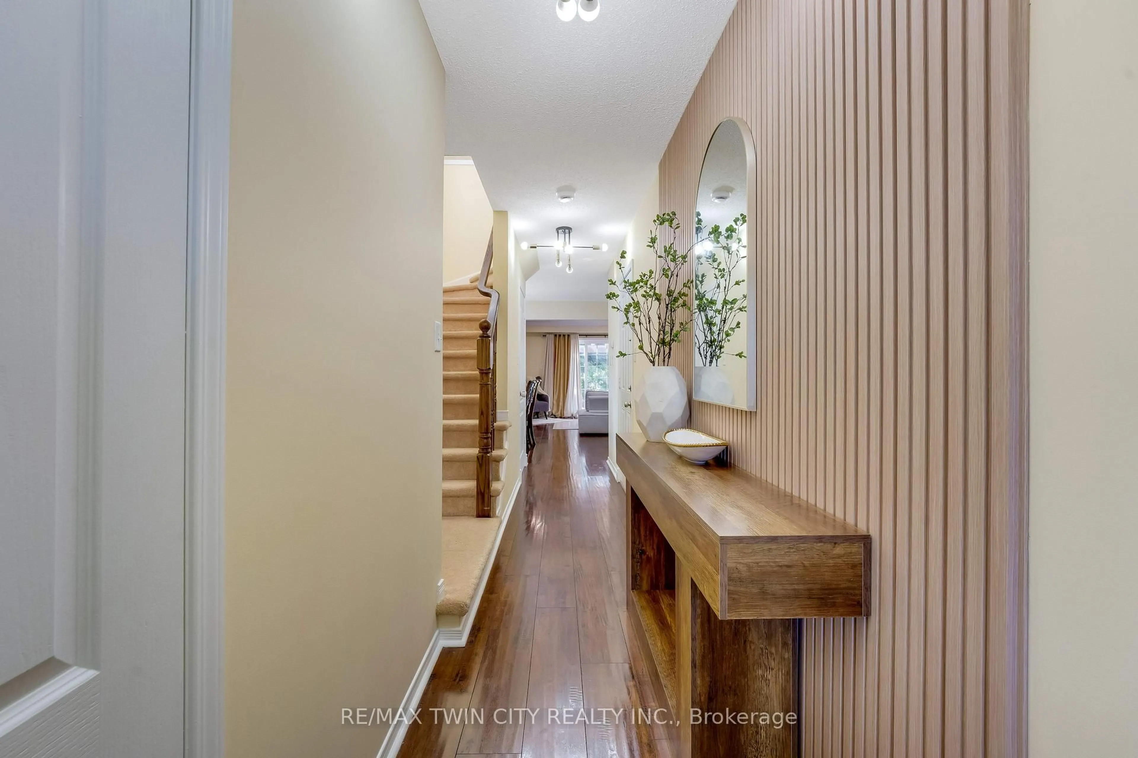 Indoor entryway for 538 Beaumont Cres, Kitchener Ontario N2A 0A9