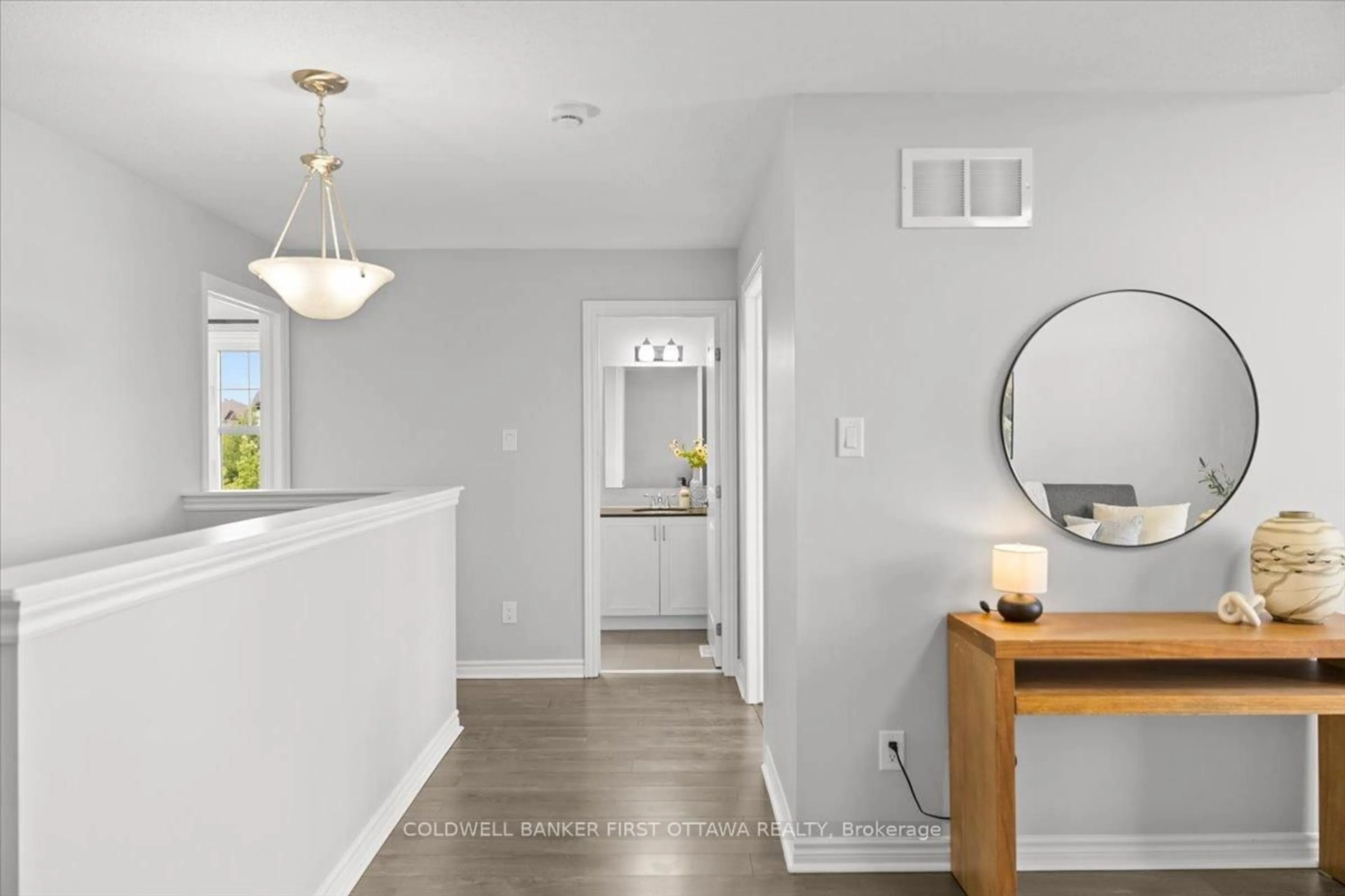 Indoor entryway for 619 DUNDONALD Dr, Ottawa Ontario K2J 5Y8