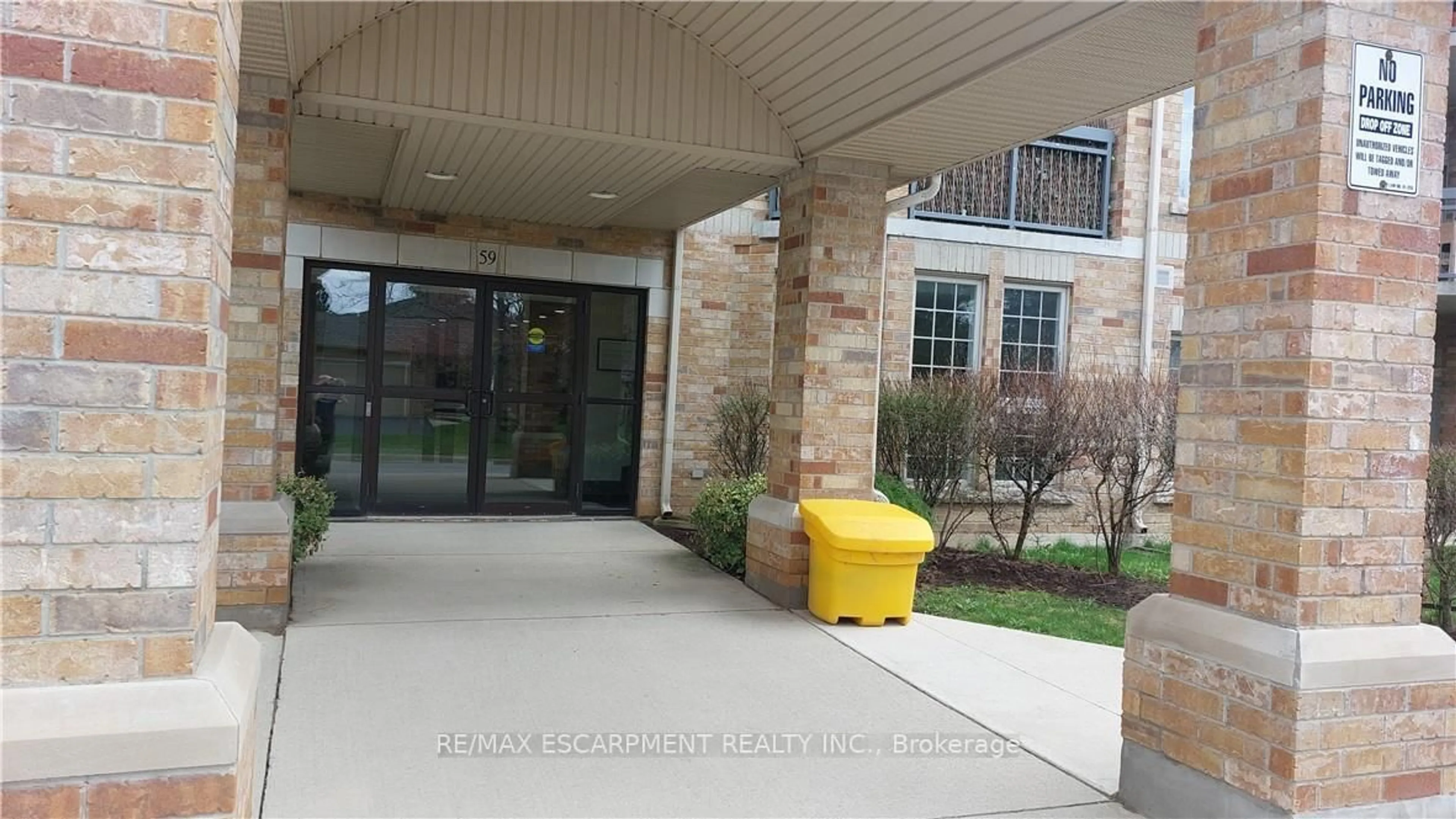 Indoor foyer for 59 Critzia Dr #312, Hamilton Ontario L0R 1W0