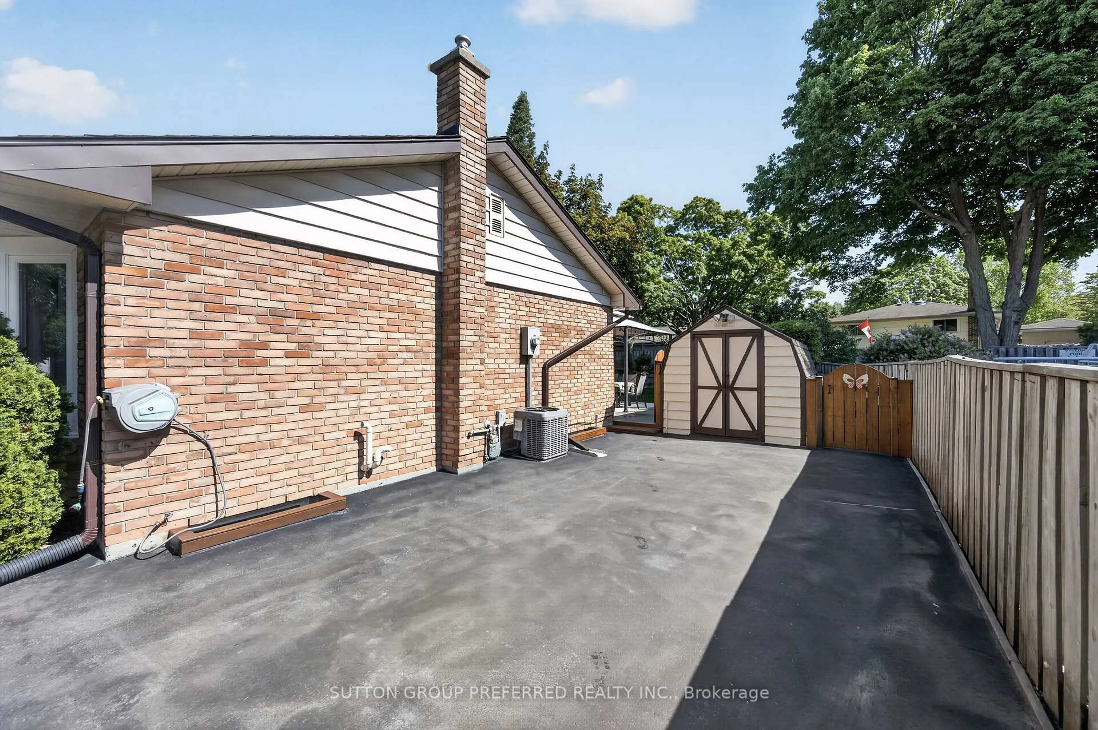 A pic from outside/outdoor area/front of a property/back of a property/a pic from drone, street for 647 Glengyle Cres, London North Ontario N5X 1X8
