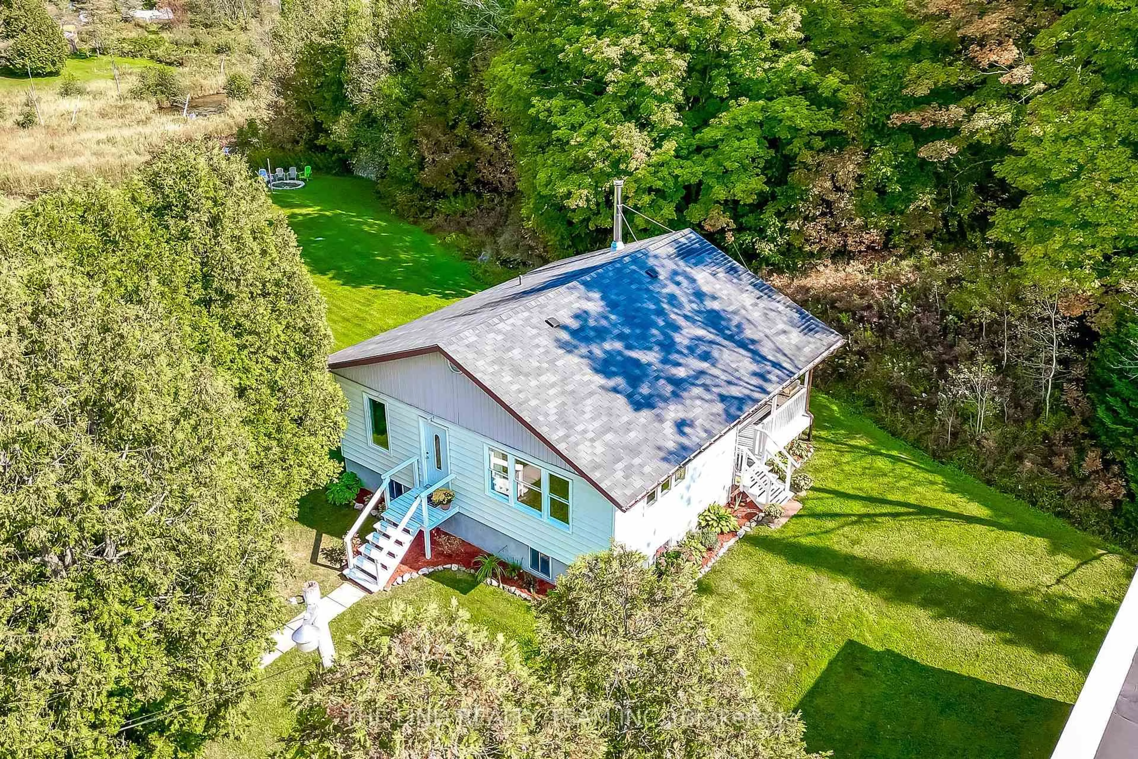 A pic from outside/outdoor area/front of a property/back of a property/a pic from drone, unknown for 949 Raymond Rd, Muskoka Lakes Ontario P0B 1M0