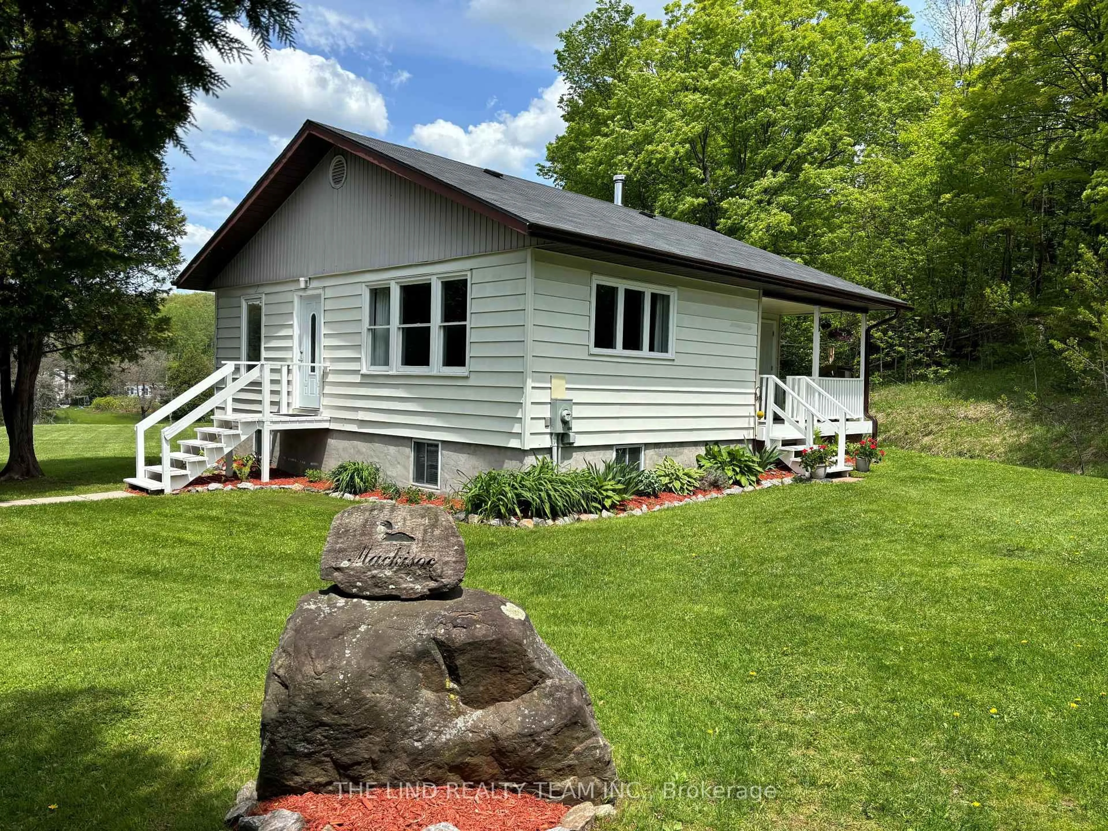 A pic from outside/outdoor area/front of a property/back of a property/a pic from drone, unknown for 949 Raymond Rd, Muskoka Lakes Ontario P0B 1M0