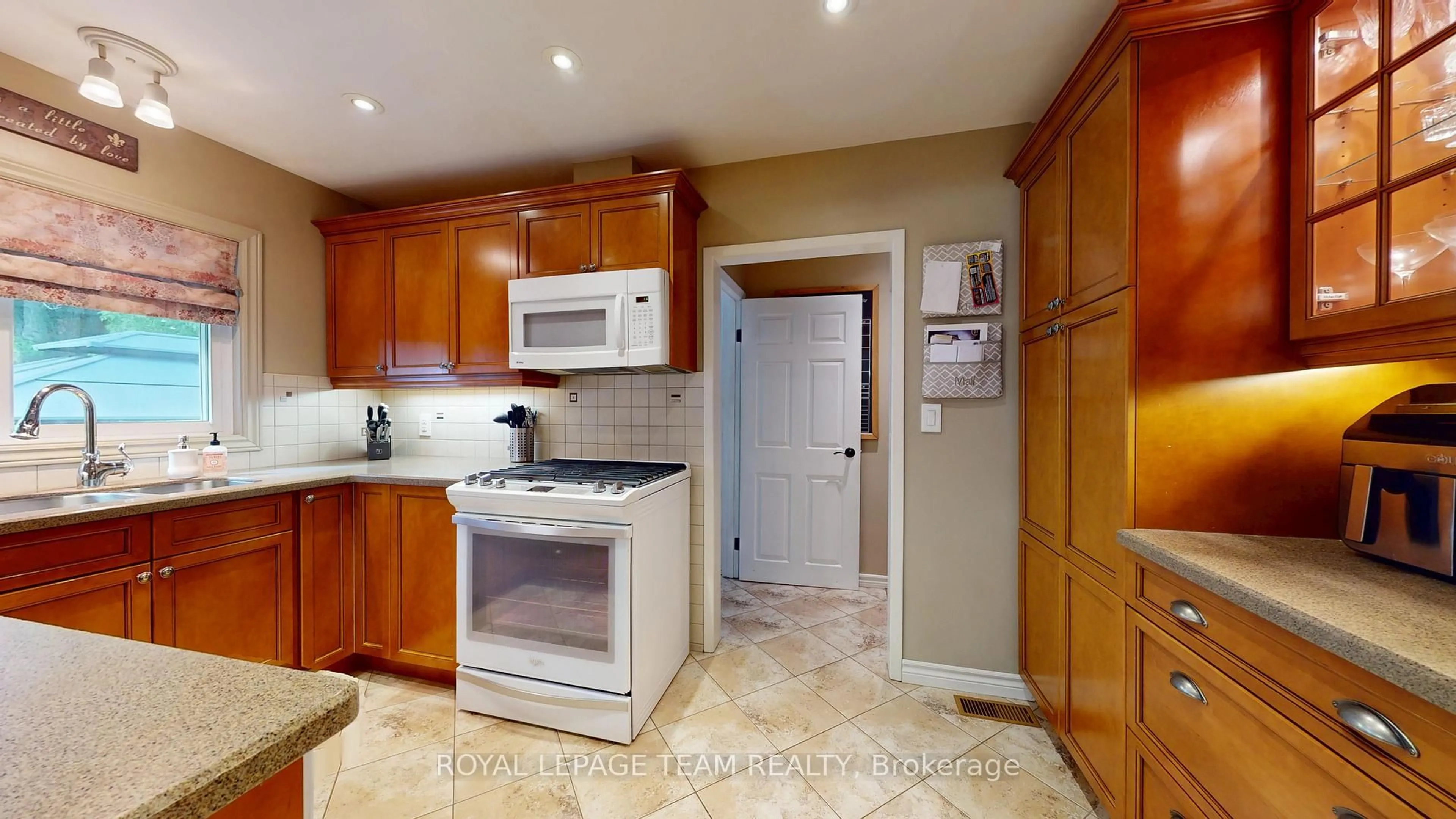 Standard kitchen, ceramic/tile floor for 6 Broad St, Augusta Ontario K0E 1T0