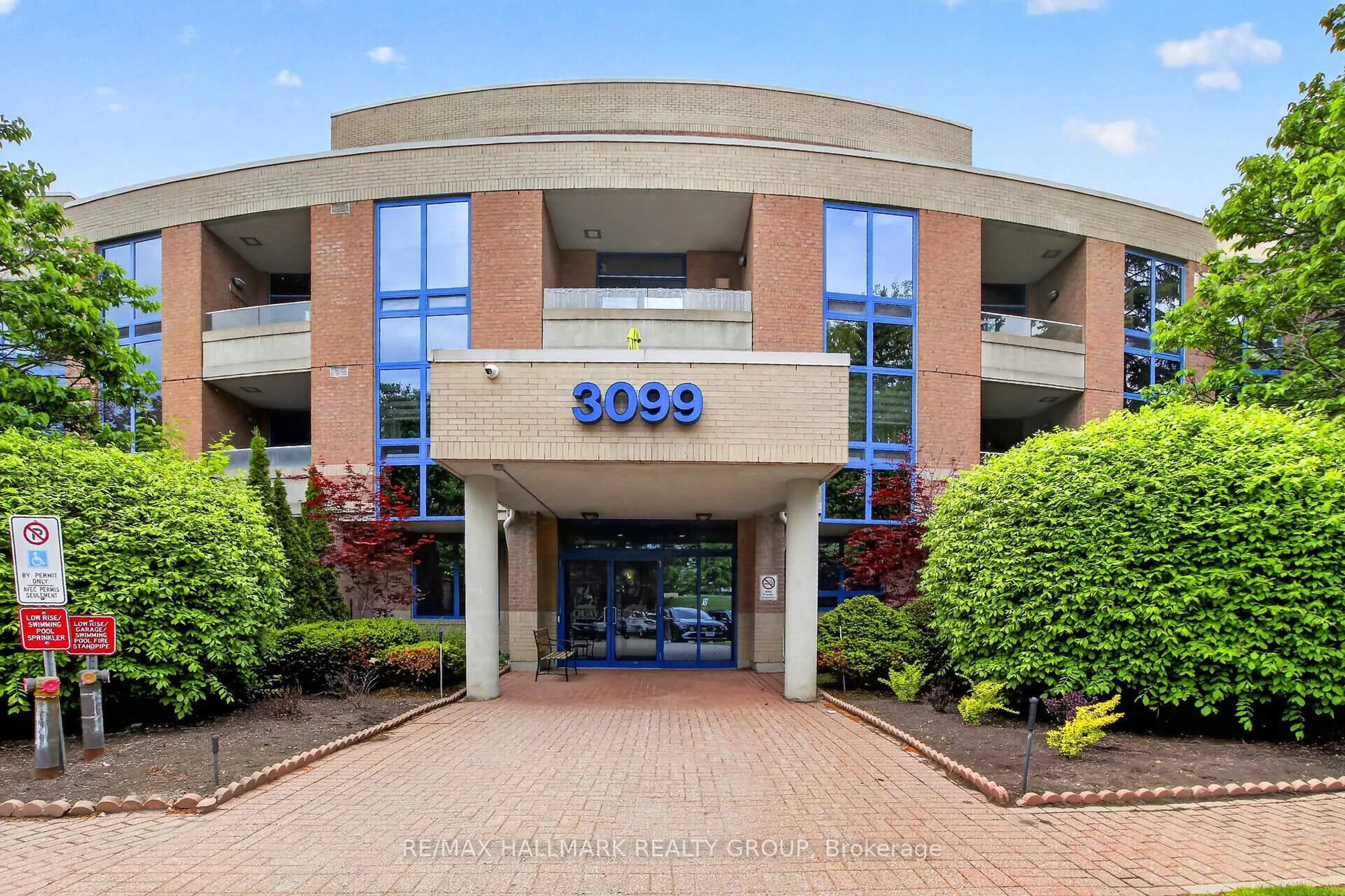Indoor foyer for 3099 Carling Ave #205, Ottawa Ontario K2H 5A6